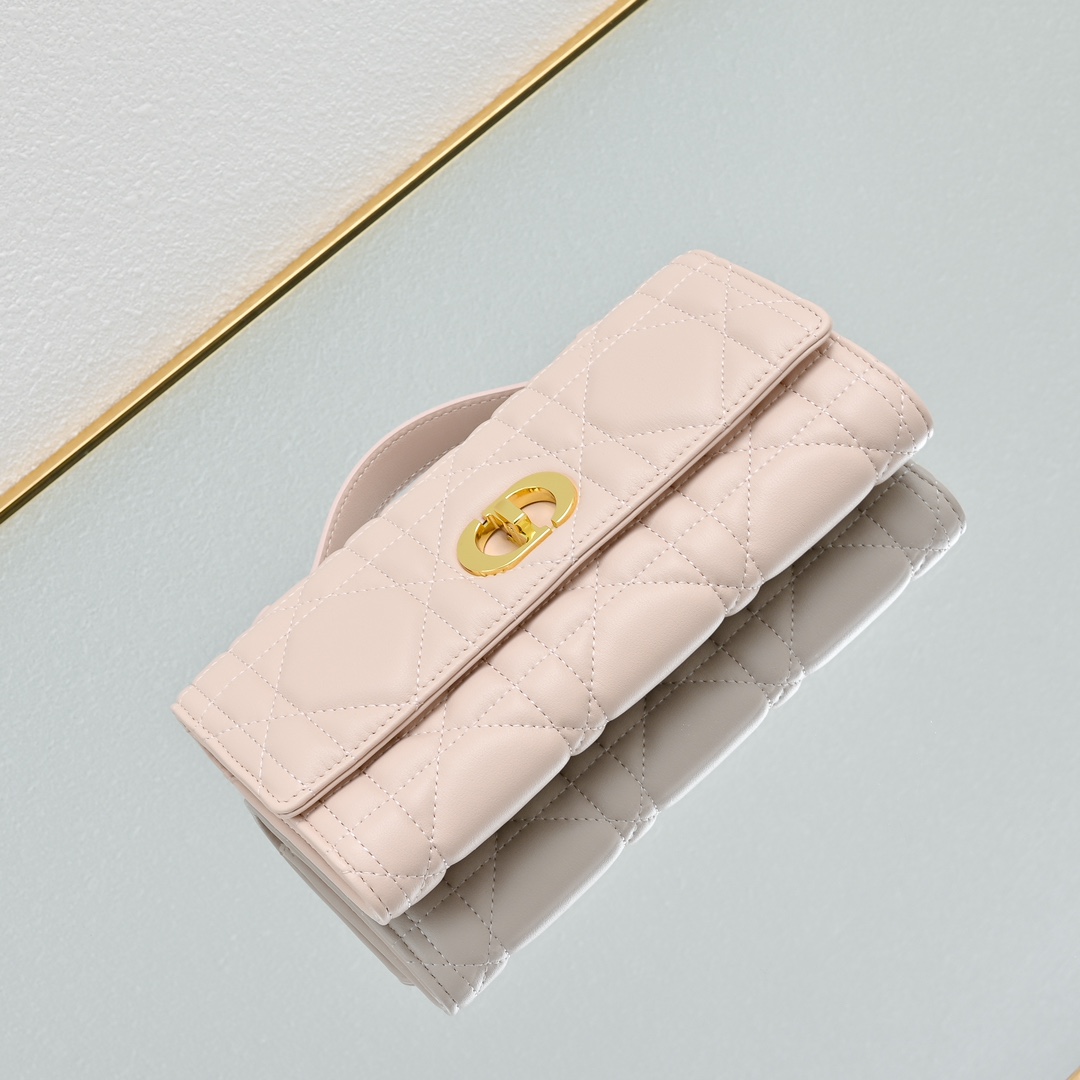 配盒子lady Dior羊皮手拿包 ❤️❤️ 配盒子这款手拿包是本季新品，顶部搭配手柄，优雅实用，令 L