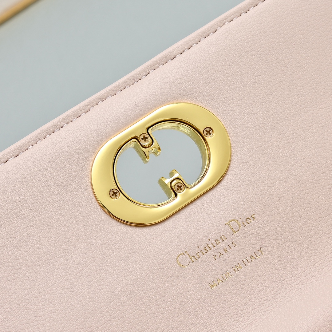 配盒子lady Dior羊皮手拿包 ❤️❤️ 配盒子这款手拿包是本季新品，顶部搭配手柄，优雅实用，令 L