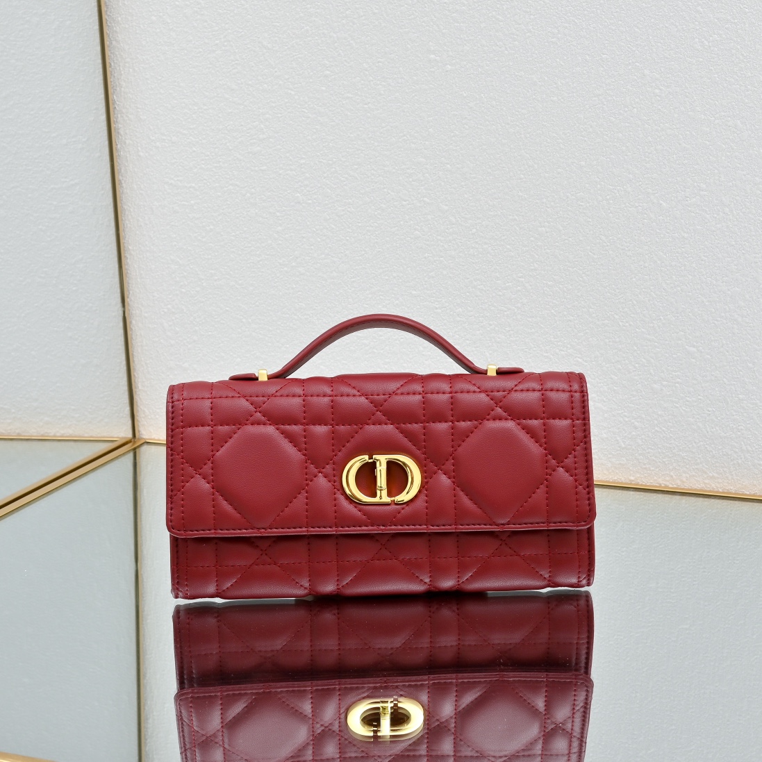 配盒子lady Dior羊皮手拿包 ❤️❤️ 配盒子这款手拿包是本季新品，顶部搭配手柄，优雅实用，令 L