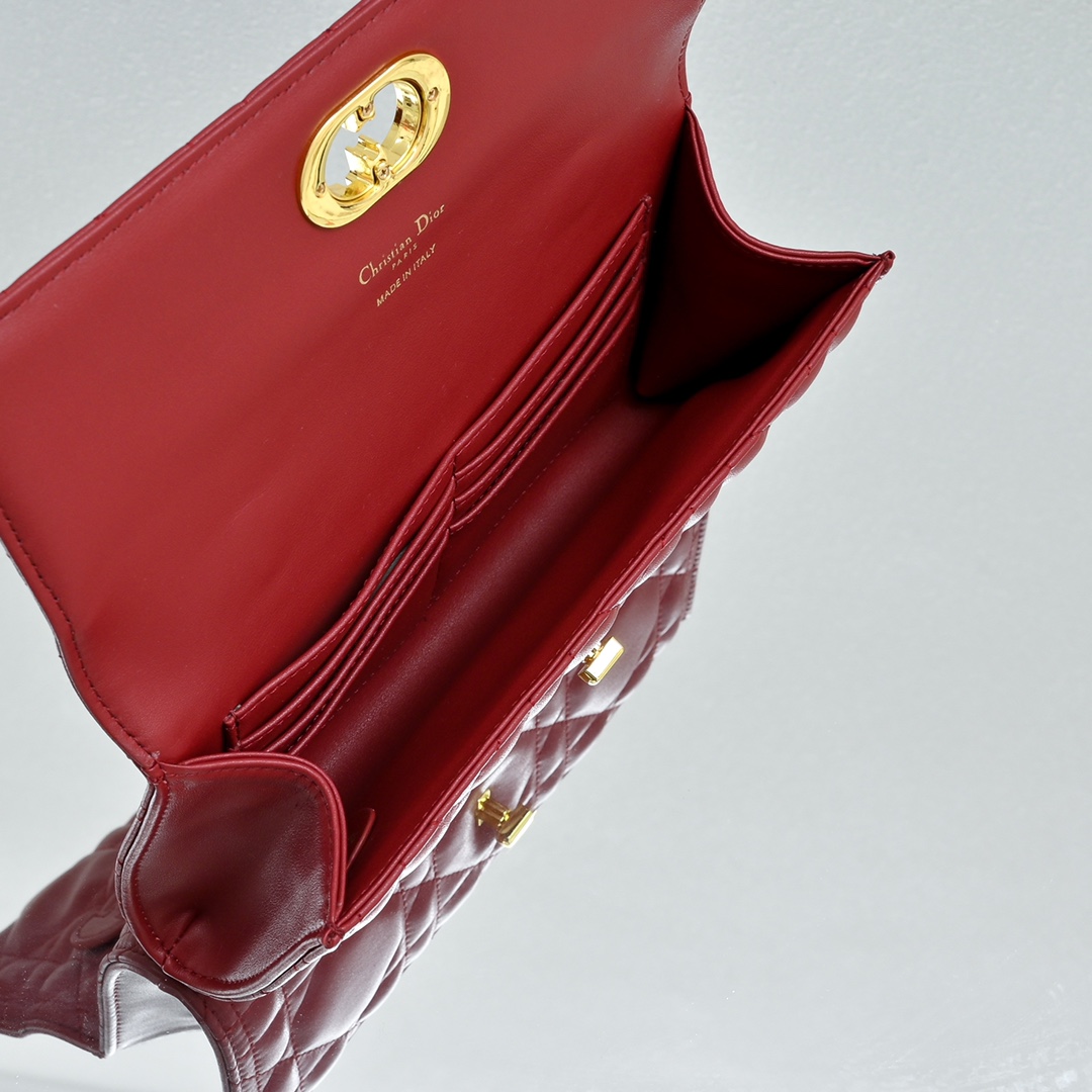 配盒子lady Dior羊皮手拿包 ❤️❤️ 配盒子这款手拿包是本季新品，顶部搭配手柄，优雅实用，令 L
