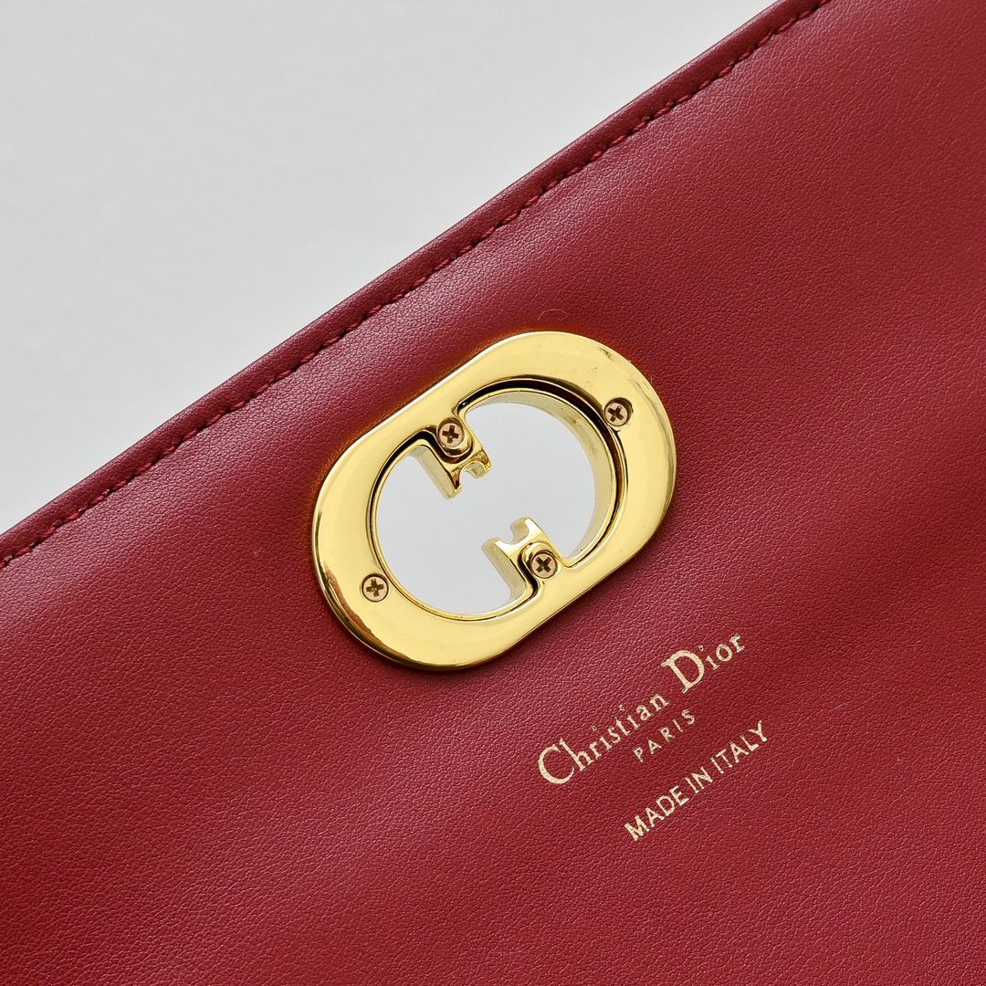 配盒子lady Dior羊皮手拿包 ❤️❤️ 配盒子这款手拿包是本季新品，顶部搭配手柄，优雅实用，令 L