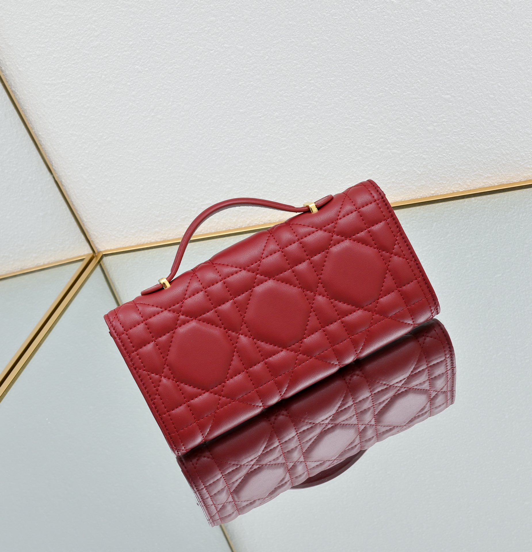 配盒子lady Dior羊皮手拿包 ❤️❤️ 配盒子这款手拿包是本季新品，顶部搭配手柄，优雅实用，令 L