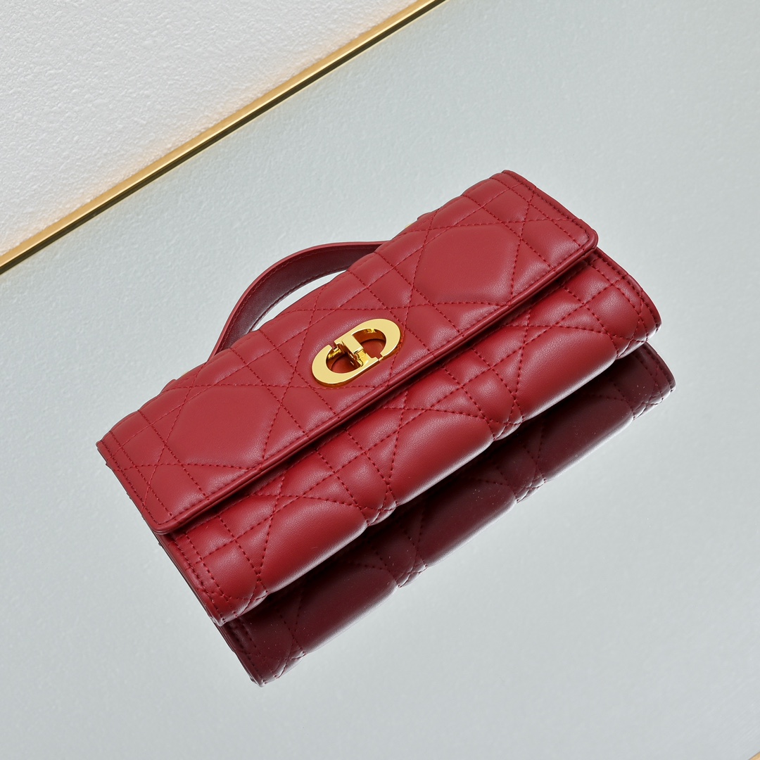 配盒子lady Dior羊皮手拿包 ❤️❤️ 配盒子这款手拿包是本季新品，顶部搭配手柄，优雅实用，令 L