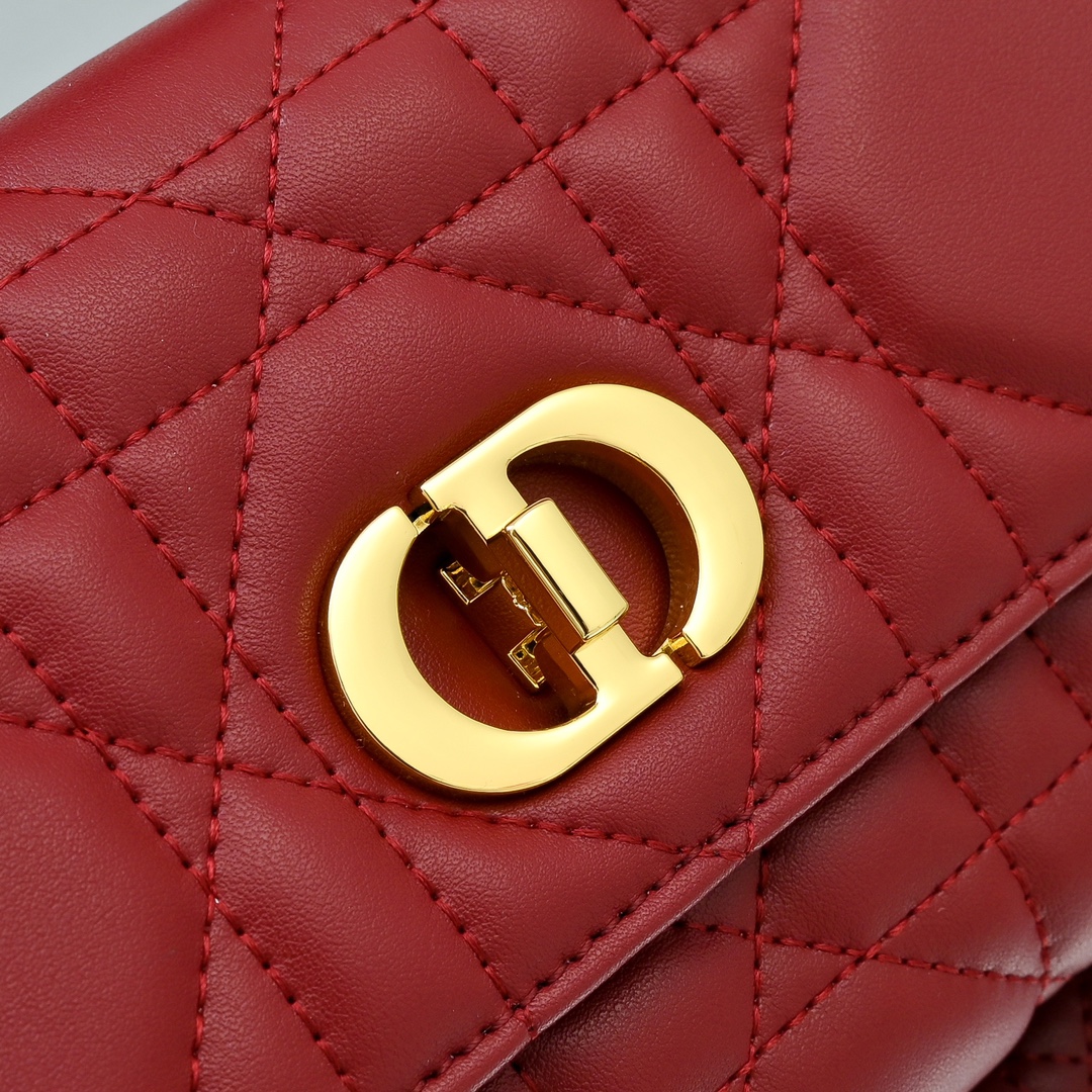 配盒子lady Dior羊皮手拿包 ❤️❤️ 配盒子这款手拿包是本季新品，顶部搭配手柄，优雅实用，令 L