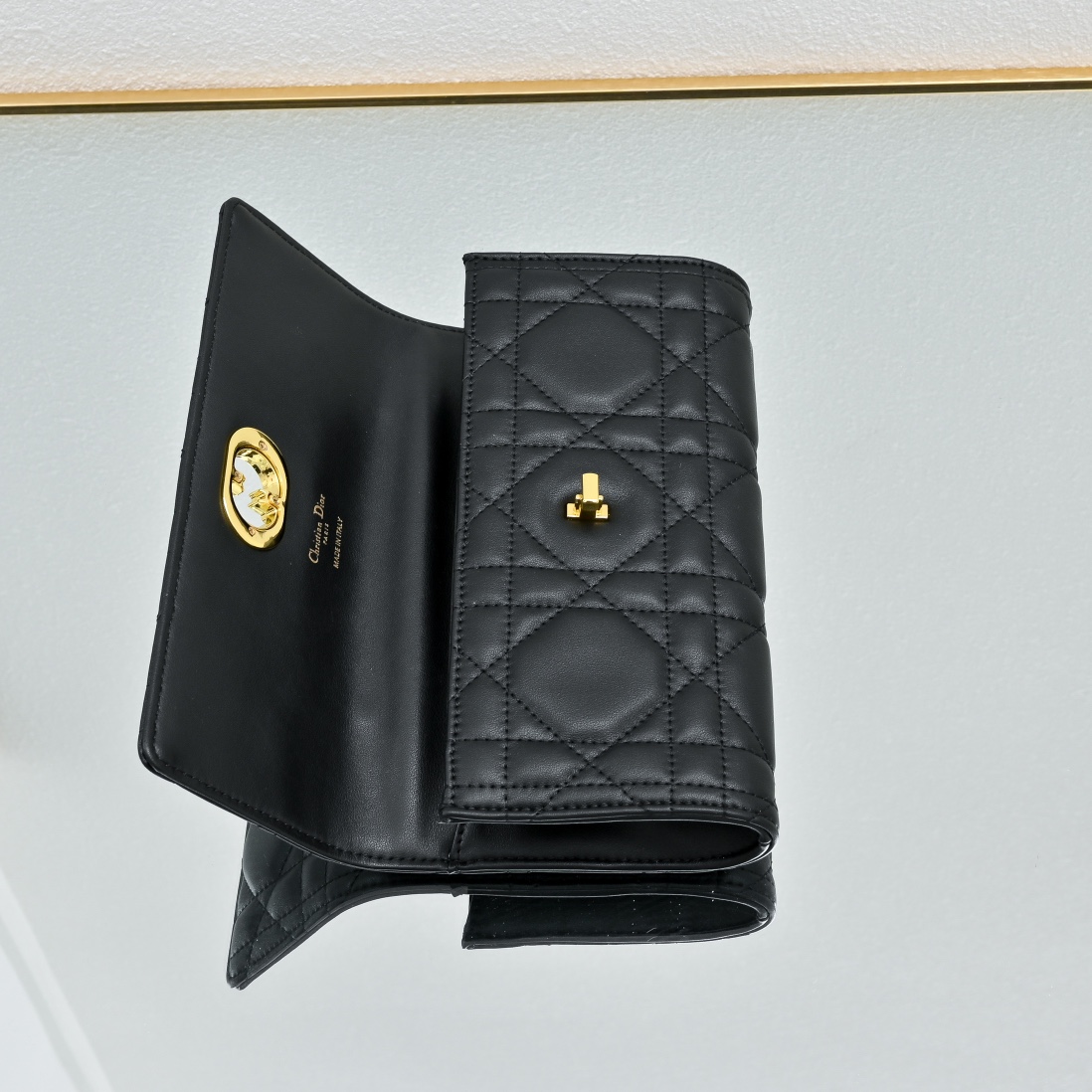 配盒子lady Dior羊皮手拿包 ❤️❤️ 配盒子这款手拿包是本季新品，顶部搭配手柄，优雅实用，令 L