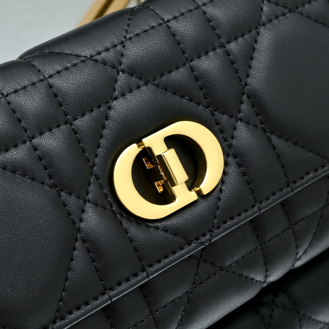 配盒子lady Dior羊皮手拿包 ❤️❤️ 配盒子这款手拿包是本季新品，顶部搭配手柄，优雅实用，令 L