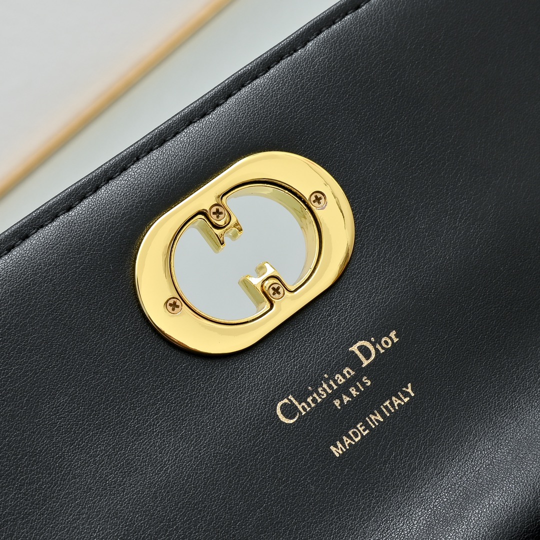 配盒子lady Dior羊皮手拿包 ❤️❤️ 配盒子这款手拿包是本季新品，顶部搭配手柄，优雅实用，令 L