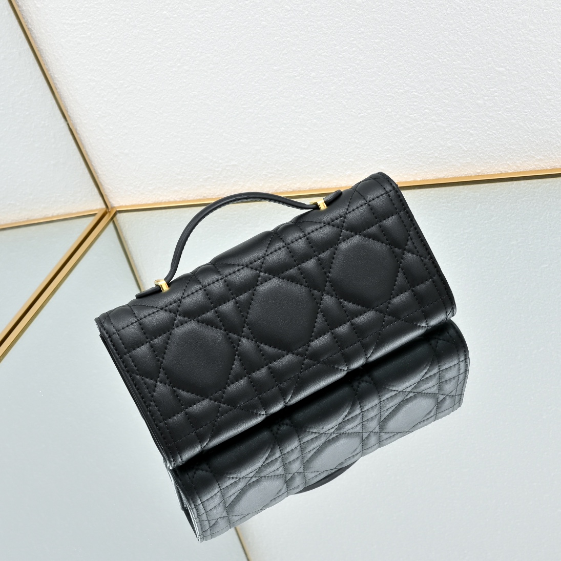 配盒子lady Dior羊皮手拿包 ❤️❤️ 配盒子这款手拿包是本季新品，顶部搭配手柄，优雅实用，令 L