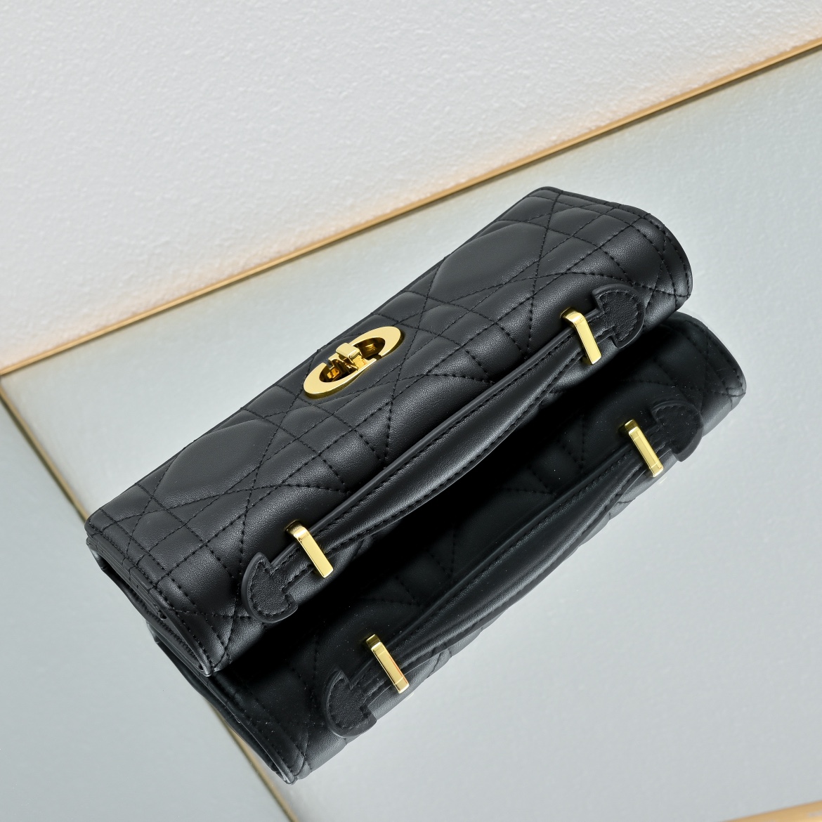 配盒子lady Dior羊皮手拿包 ❤️❤️ 配盒子这款手拿包是本季新品，顶部搭配手柄，优雅实用，令 L