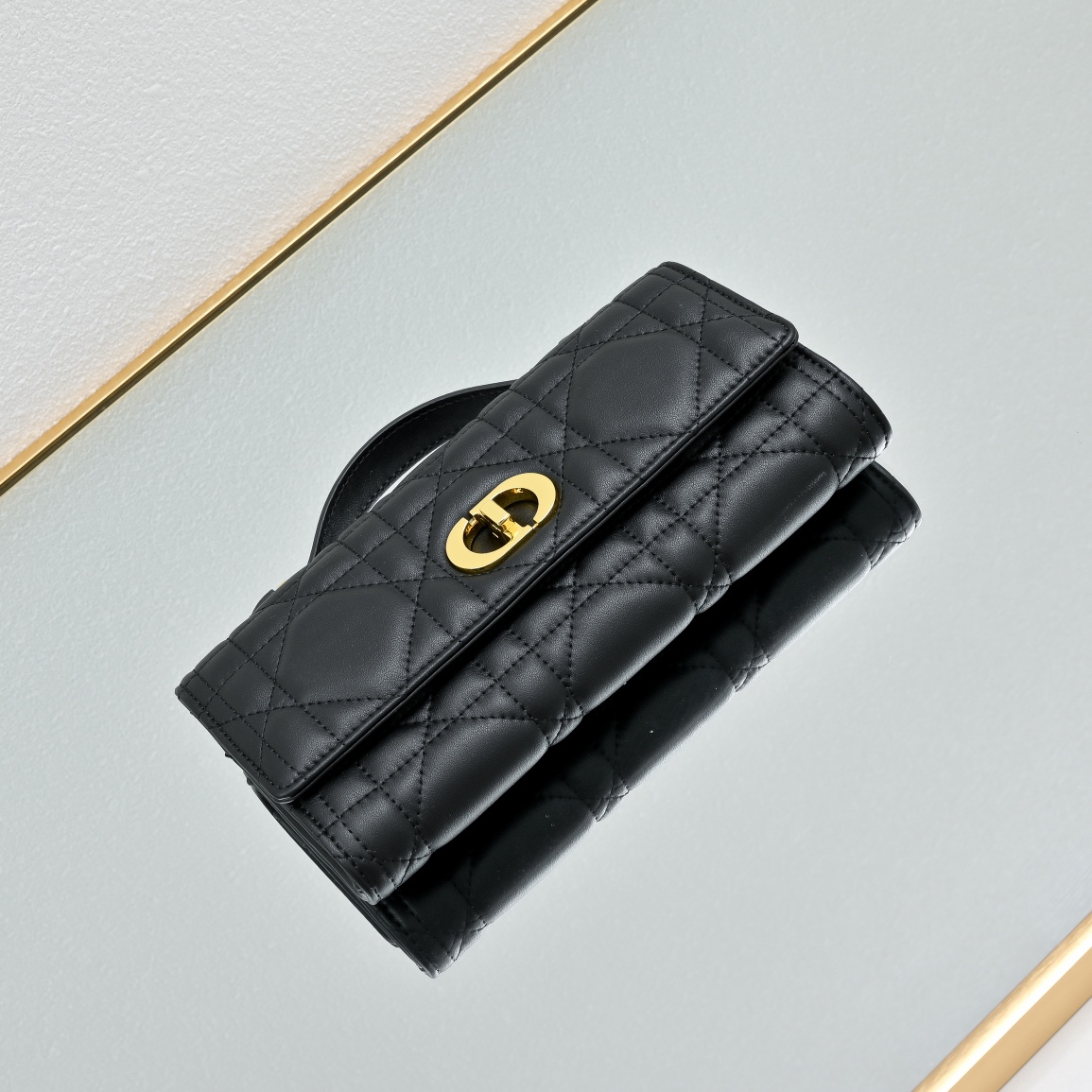 配盒子lady Dior羊皮手拿包 ❤️❤️ 配盒子这款手拿包是本季新品，顶部搭配手柄，优雅实用，令 L