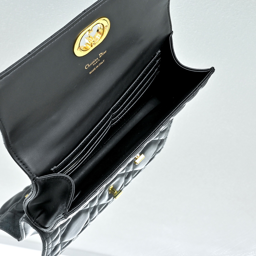 配盒子lady Dior羊皮手拿包 ❤️❤️ 配盒子这款手拿包是本季新品，顶部搭配手柄，优雅实用，令 L