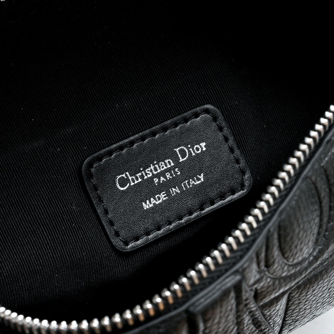 Pre-Fall 早春系列saddle马鞍包，强势推出！Dior新任设计师Kim Jones首次操刀设计