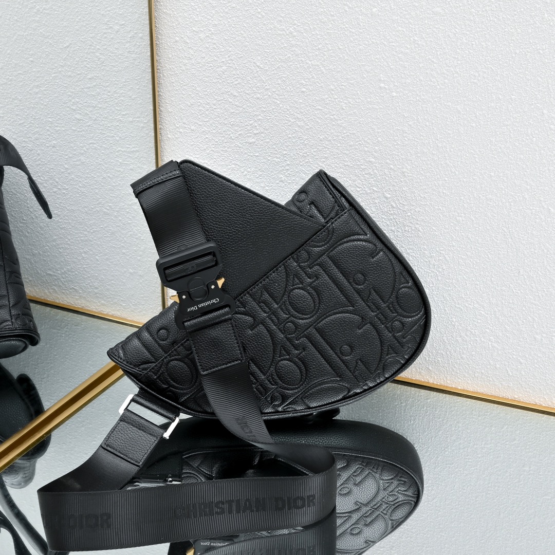 Pre-Fall 早春系列saddle马鞍包，强势推出！Dior新任设计师Kim Jones首次操刀设计