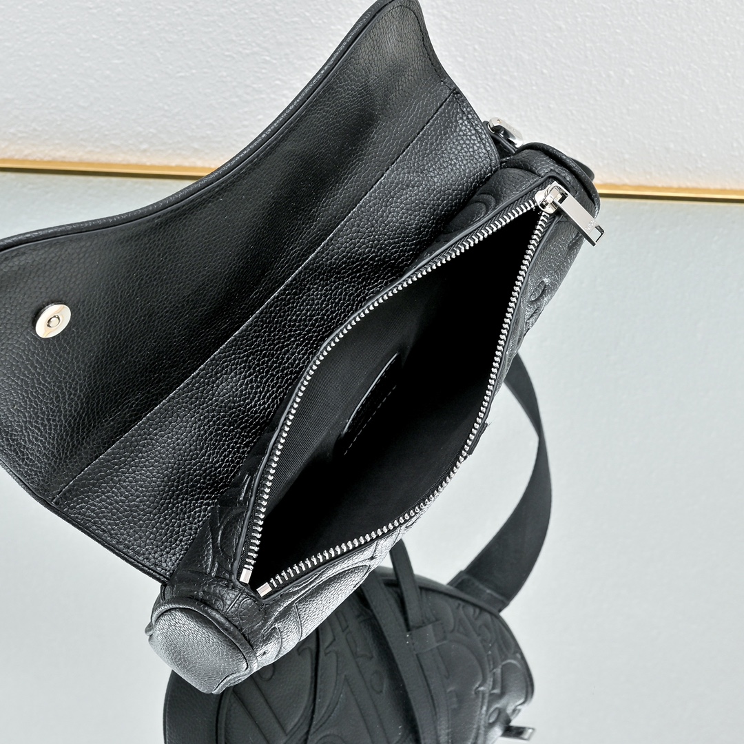 Pre-Fall 早春系列saddle马鞍包，强势推出！Dior新任设计师Kim Jones首次操刀设计