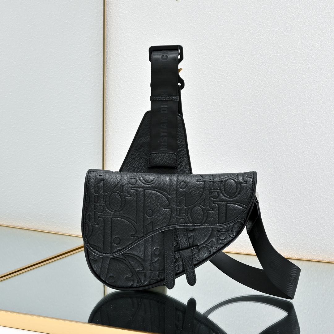 Pre-Fall 早春系列saddle马鞍包，强势推出！Dior新任设计师Kim Jones首次操刀设计