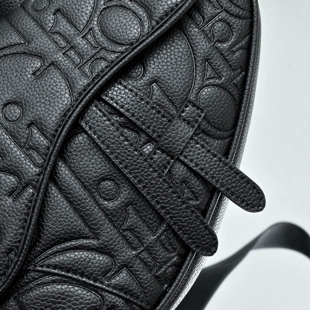 Pre-Fall 早春系列saddle马鞍包，强势推出！Dior新任设计师Kim Jones首次操刀设计