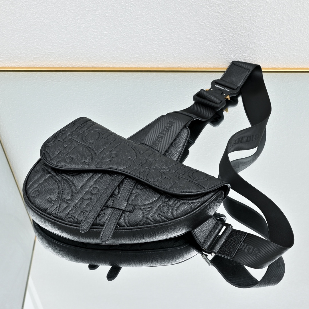 Pre-Fall 早春系列saddle马鞍包，强势推出！Dior新任设计师Kim Jones首次操刀设计