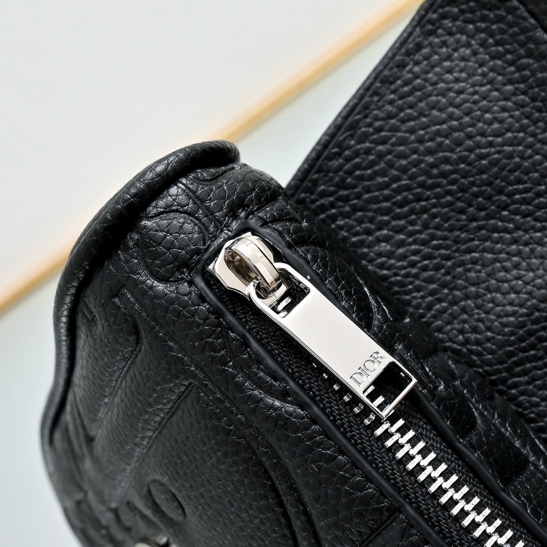 Pre-Fall 早春系列saddle马鞍包，强势推出！Dior新任设计师Kim Jones首次操刀设计