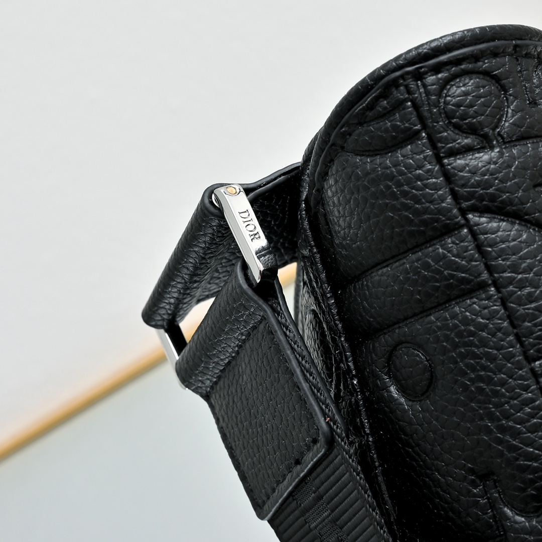 Pre-Fall 早春系列saddle马鞍包，强势推出！Dior新任设计师Kim Jones首次操刀设计