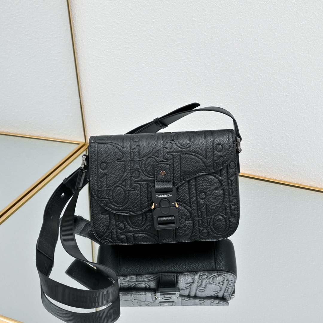 马鞍插扣压花信使包精巧时尚。采用米色和黑色 Oblique 印花面料精心制作，饰以黑色粒面牛皮革翻盖和“