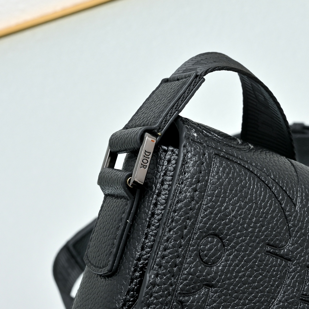 马鞍插扣压花信使包精巧时尚。采用米色和黑色 Oblique 印花面料精心制作，饰以黑色粒面牛皮革翻盖和“