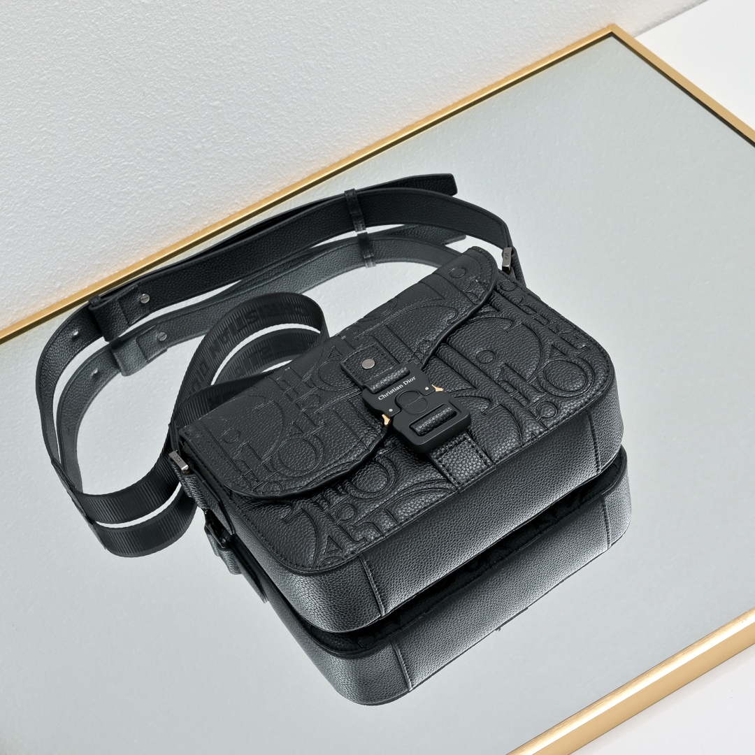 马鞍插扣压花信使包精巧时尚。采用米色和黑色 Oblique 印花面料精心制作，饰以黑色粒面牛皮革翻盖和“