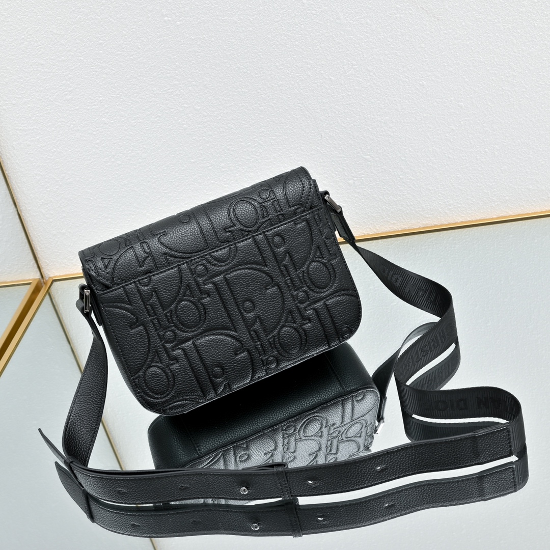 马鞍插扣压花信使包精巧时尚。采用米色和黑色 Oblique 印花面料精心制作，饰以黑色粒面牛皮革翻盖和“