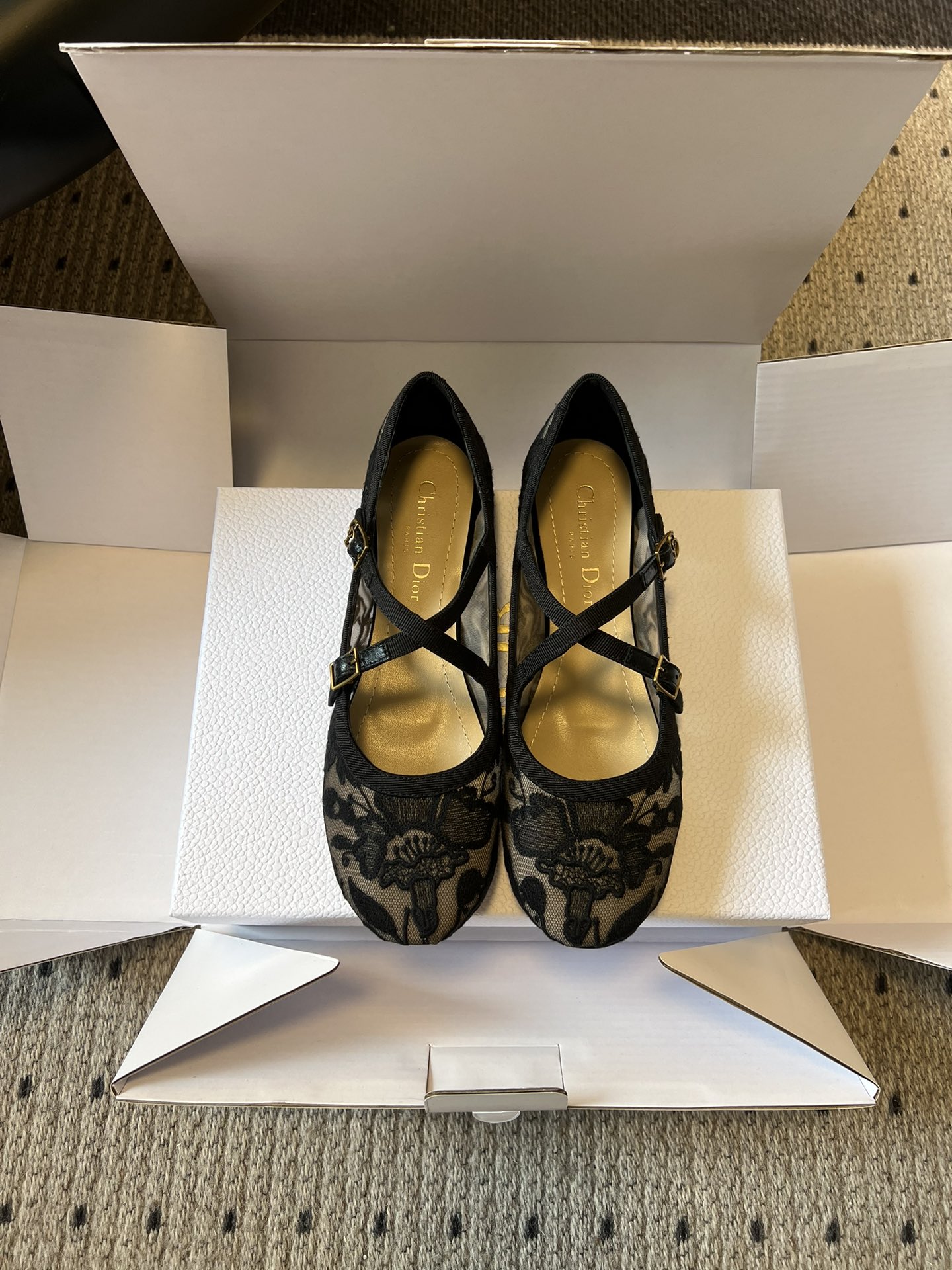 NO:759021,Top quality Dio*26ss early spring new cross-strap glitter flat Mary Jane shoes. Cross-strap Mary Jane shoes are in a flat-soled design. The toe is a rounded square toe shape. The strap is equipped with an adjustable metal buckle, taking into account the retro feel and fit.  The shoe shape continues Dior's classic elegant ballet shoe style, which is retro and refined. The white model is fresh and fairy, the gold model is noble and luxurious, and the silver model is cool and eye-catching. The three colors can be adapted to different wearing styles and scenes. Upper Grete/Electric Embroidered Mesh Fabric Lining Sheepskin Outsole Genuine leather outsole Increased by 1cm Size: 35-42 (40, 41, 42 sizes are customized and non-refundable), ballet shoes, dior, dior, mary  jane,sheepskin,leather soles19860909顶级品质 Dio*26ss 早春新款交叉绑带闪粉平底玛丽珍鞋单鞋 交叉绑带玛丽珍鞋版型,搭配平底设计,鞋头是圆润的方头造型,绑带处配有可调节金属扣,兼顾复古感与穿着贴合度. 鞋型延续了迪奥经典的优雅芭蕾鞋风格,复古又精致.白色款清新仙气,金色款贵气奢华,银色款冷艳亮眼,三款色调可适配不同穿搭风格与场景. 鞋面格力特/电绣网布 内里羊皮 大底真皮大底 增高1cm size :35-42码（40、41、42码定制不退换）,芭蕾舞鞋,dior,dior,mary jane,sheepskin,Leather soles,Women's Shoes