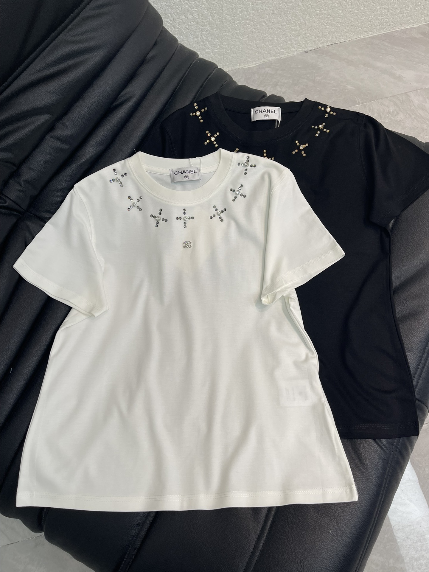 NO:732815,Chane*26 new spring and summer new Middle Eastern diamond cross diamond short-sleeved T-shirt. Mercerized fabric. Slim fit. High-density fashionable sports style. Every daily wear. Playful and age-reducing design elements full of vitality. High quality. Sizes S-XXL,,chanel,T-shirt,tees,t-shirt,19860909Chane*26春夏新款中东钻十字钻短袖T恤 丝光面料 修身版型 高密度时髦运动风 每个日常的穿搭 俏皮减龄充满元气的设计元素 高品质 尺码S-XXL,,chanel,T-shirt,tees，t-shirt,,Women's clothing
