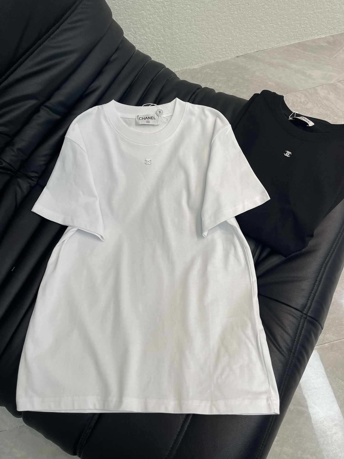NO:732820,Chane*26 new spring and summer style Xiaoxiang double C hardware logo short-sleeved T-shirt. Pure cotton fabric. High-density fashionable sports style. Every daily wear. Playful and age-reducing design elements full of vitality. High quality. Sizes SML,,chanel,T-shirt,tees,t-shirt,19860909Chane*26春夏新款小香双C五金logo短袖T恤 纯棉面料 高密度时髦运动风 每个日常的穿搭 俏皮减龄充满元气的设计元素 高品质 尺码SML,,chanel,T-shirt,tees，t-shirt,,Women's clothing