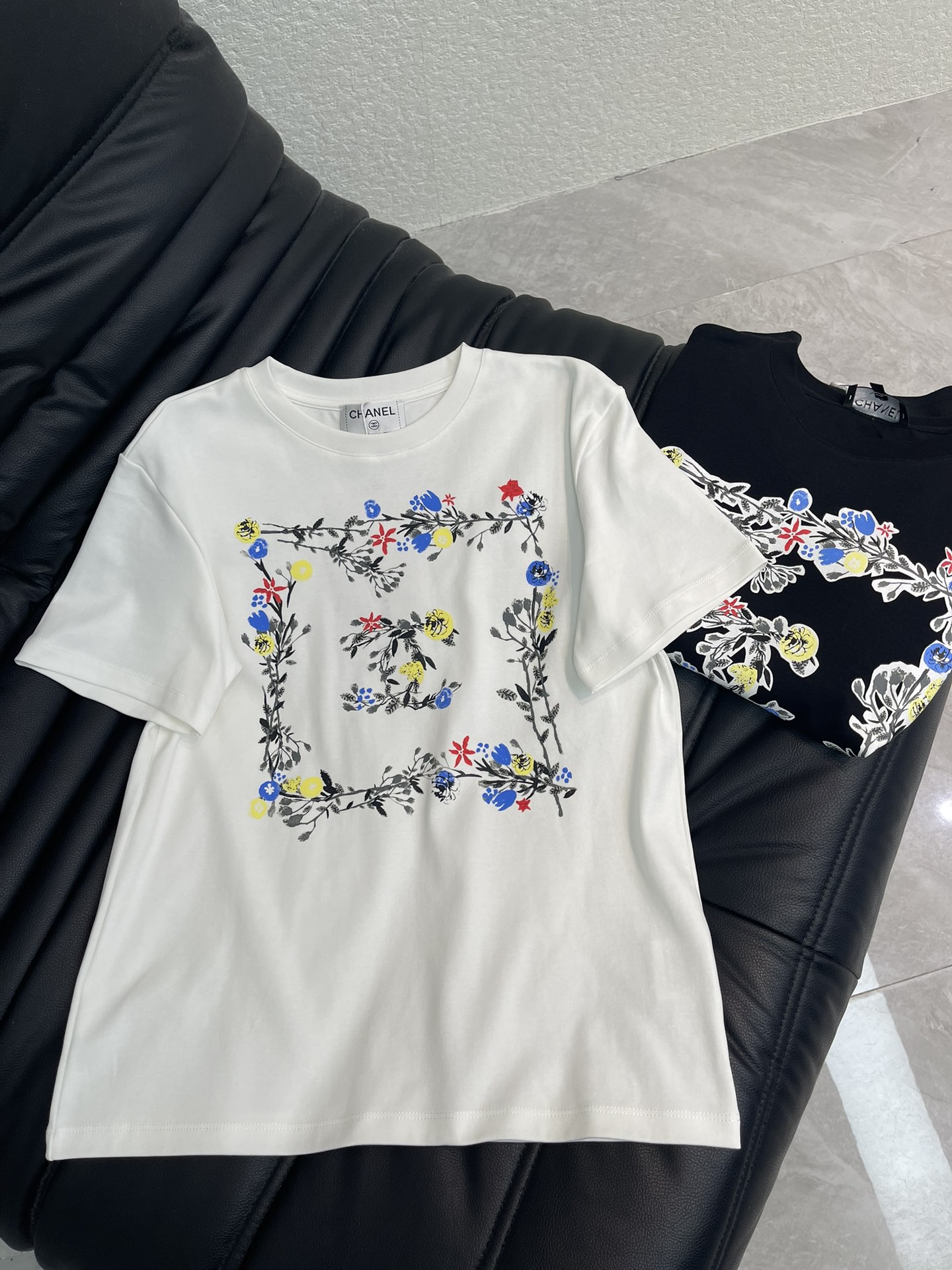NO:734576,Chane*26 new spring and summer floral floral logo letter short-sleeved T-shirt. Pure cotton fabric. High-density fashionable sports style. Every daily wear. Playful and age-reducing design elements full of vitality. High quality. Sizes SML, chanel, T-shirt, tees, t-shirt,19860909Chane*26春夏新款花卉碎花logo字母短袖T恤 纯棉面料 高密度时髦运动风 每个日常的穿搭 俏皮减龄充满元气的设计元素 高品质 尺码SML,,chanel,T-shirt,tees，t-shirt,,Women's clothing