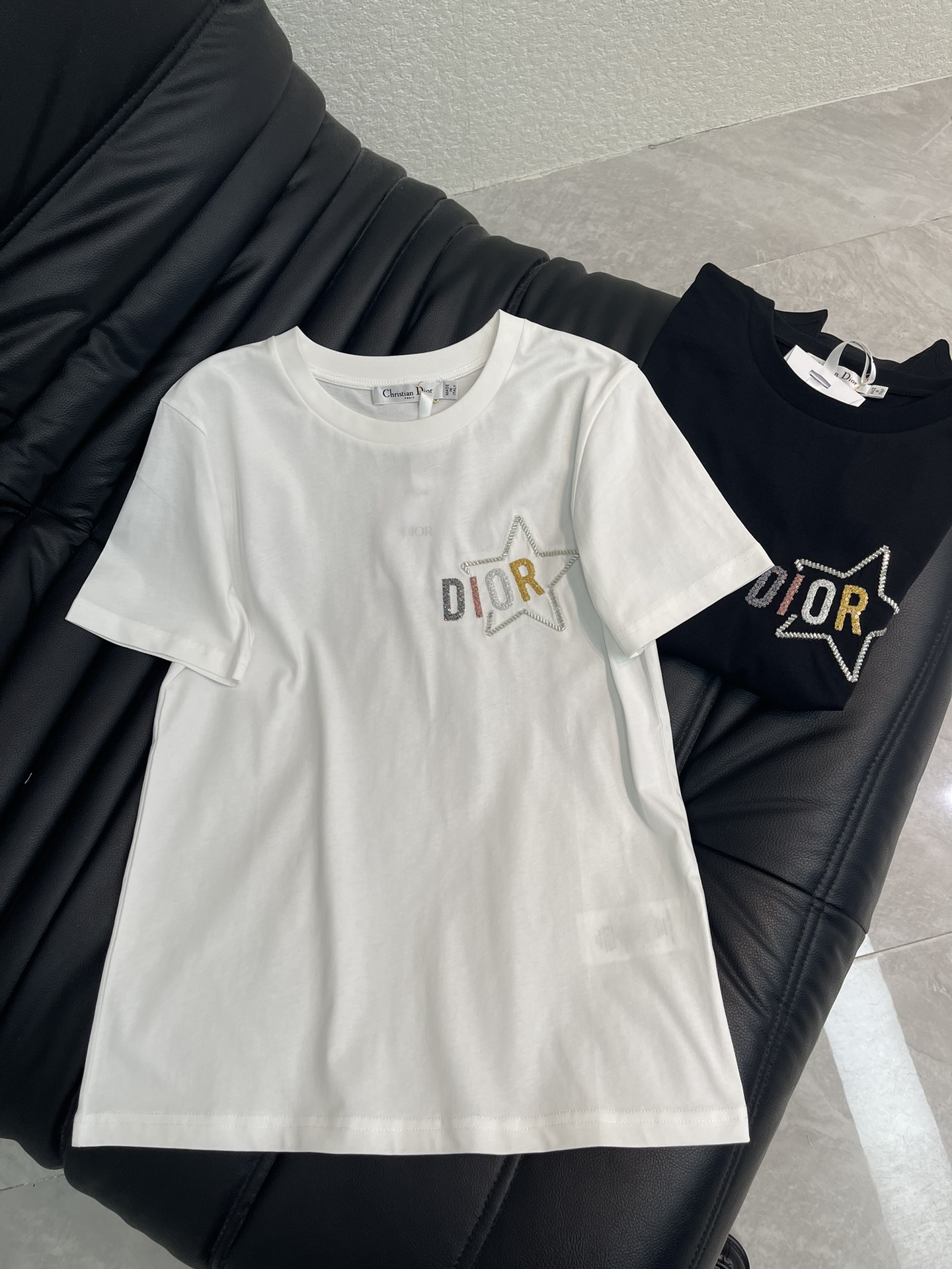 NO:738535,Dio*26 new spring and summer short-sleeved T-shirt with star logo embroidery and sequins. The outline of the five-pointed star is outlined on the chest with hand-drilling technology. The letter logo is embedded. The colorful contrast design breaks the monotony. It is a low-key choice for luxury and minimalist texture. SML,, dior, T-shirt, tees, t-shirt,19860909Dio*26春夏新品星标字母刺绣珠片短袖T恤,胸前以手工钉钻工艺勾勒出五角星轮廓,内嵌字母标识,彩色撞色设计打破单调,低调中透出奢华质感、极简质感之选.SML,,dior,T-shirt,tees，t-shirt,,Women's clothing