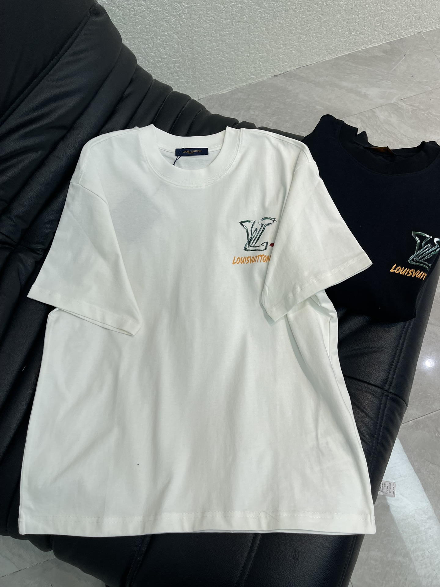 NO:734602,Louis Vuitto*26 new flower letter painted printed round neck short-sleeved T-shirt. Made of high-gram heavy-wash pure cotton fabric, pure cotton is breathable, very refreshing and comfortable for daily wear. The rib knitting on the neckline is flat and tight, and the neckline will not be skewed when you toss it around. You will find a loose version that looks really good on the upper body. The overall is minimalist and neat, super versatile for daily wear!  Pair it casually with one to give you a youthful look. A round neck will make your outfit go crazy. It is a fashionable item that can never go wrong!  Same style for men and women!  S-XL A,,louis vuitton,T-shirt,tees,t-shirt,19860909Louis Vuitto*26新款花卉字母彩绘印花圆领短袖T恤.高克重洗水纯棉质面料,纯棉透气,日常穿着非常清爽穿感舒适,领口的罗纹针织平整紧密,随意折腾都不会领口歪斜,宽松版型,上身你就会发现真的好好看,整体极简利落,超级日常百搭！随随便便搭配一条就是青春的样子,一件圆领就能为你的穿搭疯狂,绝不会出错的时髦单品！男女同款！S-XL A,,louis vuitton,T-shirt,tees，t-shirt,,Women's clothing