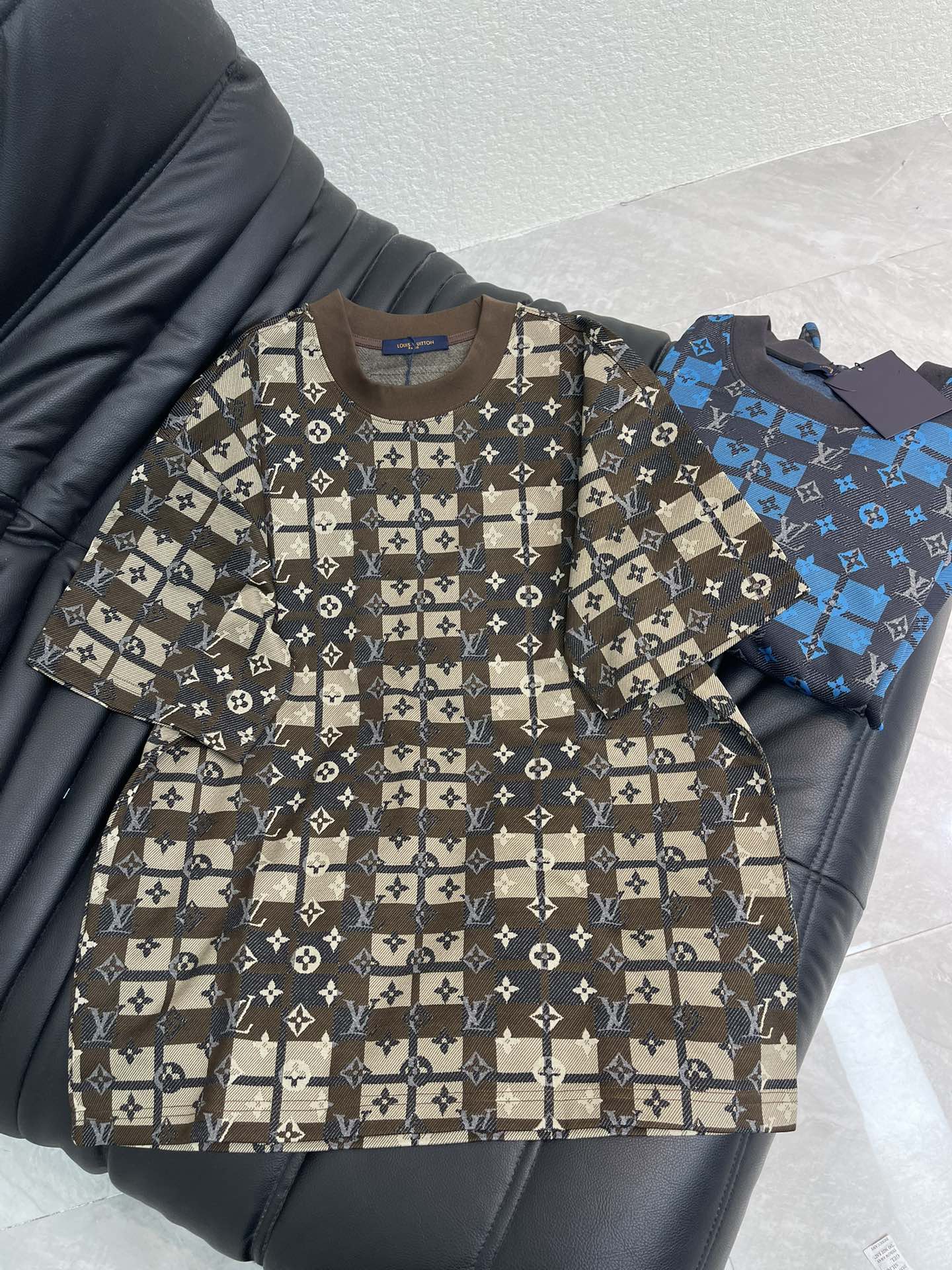 NO:734607,Louis Vuitto*26 new classic presbyopic logo printed round neck short-sleeved T-shirt. Made of high-gram heavy-washed pure cotton fabric, pure cotton is breathable, very refreshing and comfortable for daily wear. The ribbed knitting on the neckline is flat and tight, and the neckline will not be skewed when you toss it casually. You will find a loose version that looks really good on the upper body. The overall is minimalist and neat, super versatile for daily wear!  Pair it casually with one to give you a youthful look. A round neck will make your outfit go crazy. It is a fashionable item that can never go wrong!  Same style for men and women!  S-XL A,,louis vuitton,T-shirt,tees,t-shirt,19860909Louis Vuitto*26新款经典老花logo印花圆领短袖T恤.高克重洗水纯棉质面料,纯棉透气,日常穿着非常清爽穿感舒适,领口的罗纹针织平整紧密,随意折腾都不会领口歪斜,宽松版型,上身你就会发现真的好好看,整体极简利落,超级日常百搭！随随便便搭配一条就是青春的样子,一件圆领就能为你的穿搭疯狂,绝不会出错的时髦单品！男女同款！S-XL A,,louis vuitton,T-shirt,tees，t-shirt,,Women's clothing