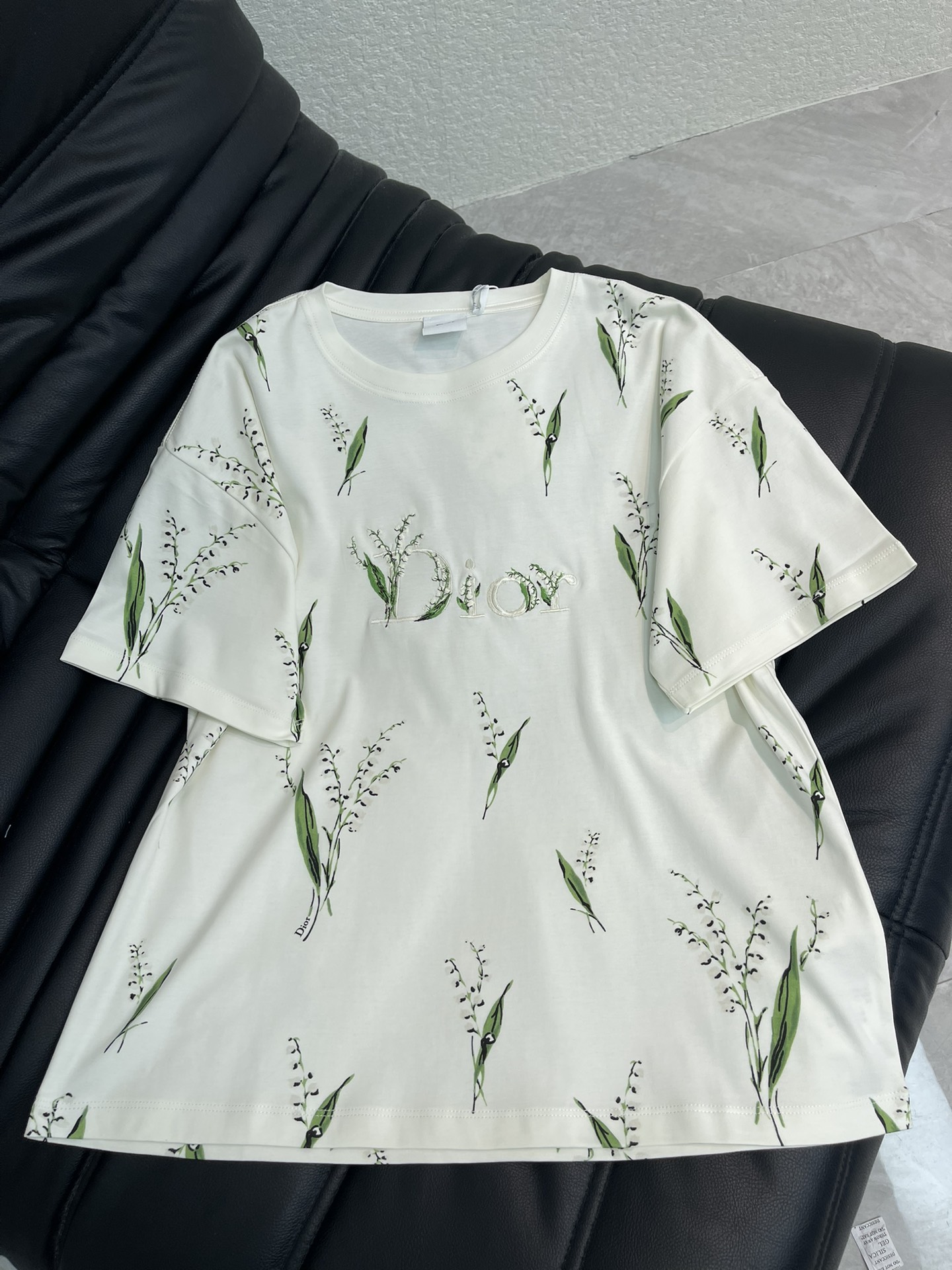 NO:734570,Dio*26 new spring and summer short-sleeved T-shirt with lily of the valley flower element pattern positioning printing!  Dream Garden interprets the unrestrained free-spirited ladylike temperament goddess. The original custom-made imported washed pure cotton material is light and comfortable. The classic version does not flatter the upper body, making you slim and tall!  The quality of workmanship depends on the details!  SML,,dior,T-shirt,tees,t-shirt,19860909Dio*26春夏新品铃兰花元素图案定位印花短袖T恤！梦幻花园演绎无拘无束的自由灵魂名媛风气质女神,原版定制进口洗水纯棉材质轻盈舒适.经典版型不挑人上身显瘦又高挑！做工品质看细节！SML,,dior,T-shirt,tees，t-shirt,,Women's clothing