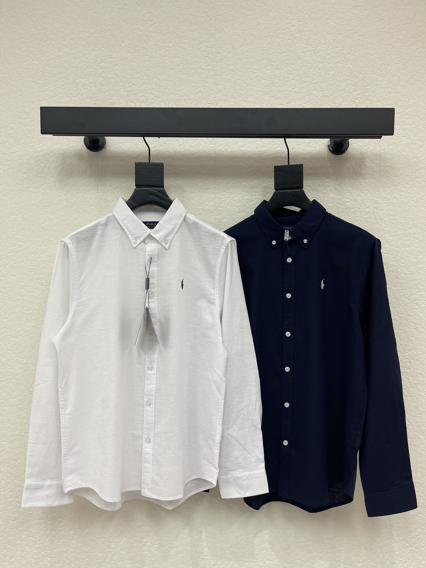 NO:734612,Ralph Laure* Raff polo26 new classic pony logo long-sleeved shirt. The pony embroidery logo is embellished on the chest, the straight H-shaped curved hem design, the simple lines highlight the capable temperament, the classic lapel design, the style is simple and clean, and has a retro feel!  Whether worn alone or as part of a suit, it can easily create a refined and high-end look. It is an indispensable high-quality item in the wardrobe. The same style for men and women!  S-XL,,loro piana,shirts,business suit,19860909Ralph Laure*拉夫polo26新款经典小马标识长袖衬衫.胸前小马刺绣标点缀,直身H版型弧形下摆设计,简约的线条更加突显干练气质,经典翻领设计,款式简约又干净,又很有复古气息的感觉！无论是单穿还是作为西装内搭,都能轻松打造精致高级的造型,是衣橱中不可或缺的质感单品.男女同款！S-XL,,loro piana,shirts,business suit,,Women's clothing