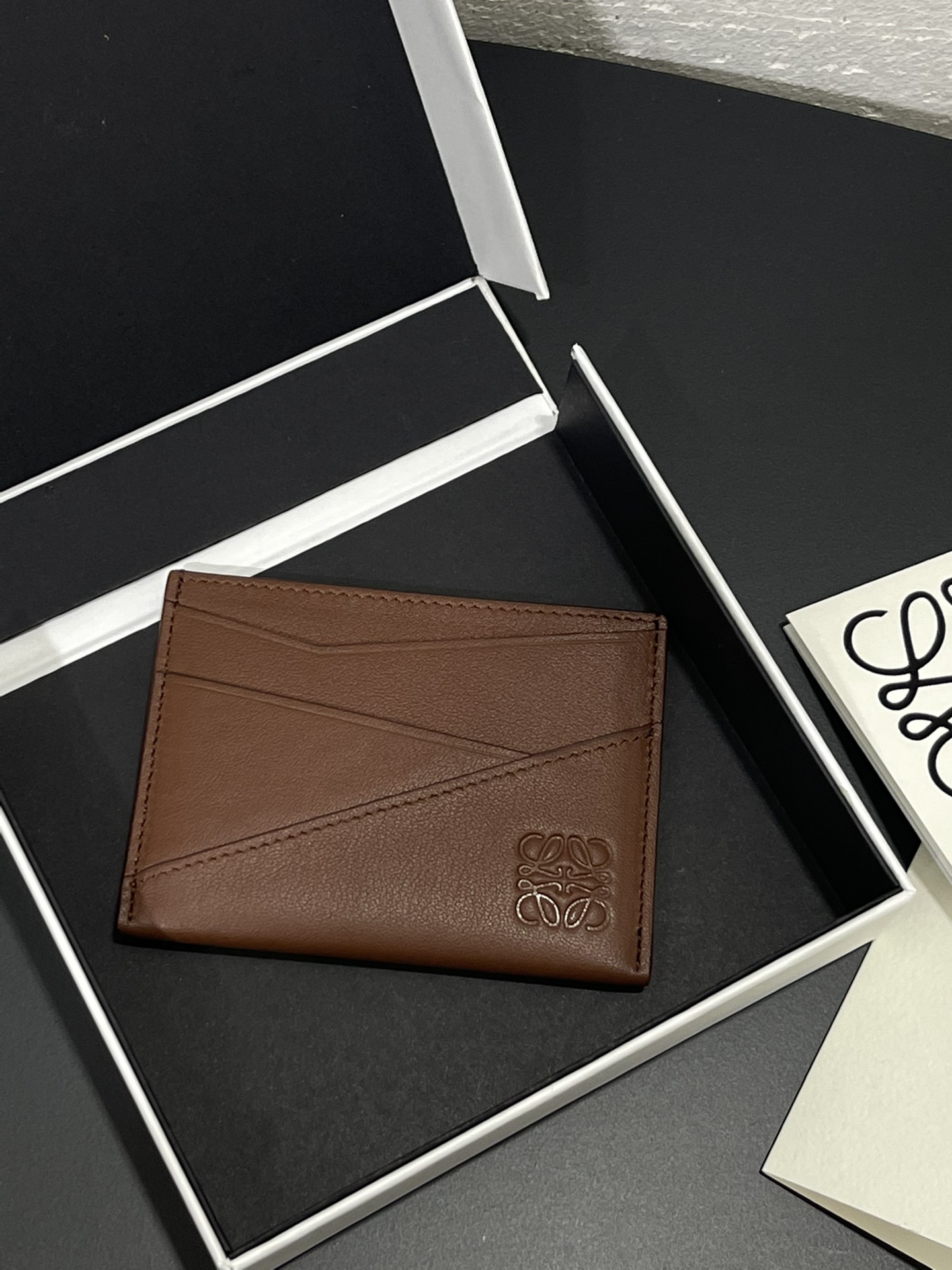 NO:718275,Men's single card holder. The wallet is inspired by the uzzle series of handbags. It adopts a unique geometric pattern and is made of classic calfskin. Four card slots and a middle compartment. Style number 3802. Size 10.5*7.5, Loewe wallet, loewe, wallets, cowhide19860909男士单片卡包 钱包的灵感来自于uzzle 系列手袋, 采用独特的几何图案 采用经典小牛皮材质  四个卡位和中间隔层 款号3802 尺寸10.5*7.5,罗意威钱包,loewe,wallets,cowhide,欧美剧