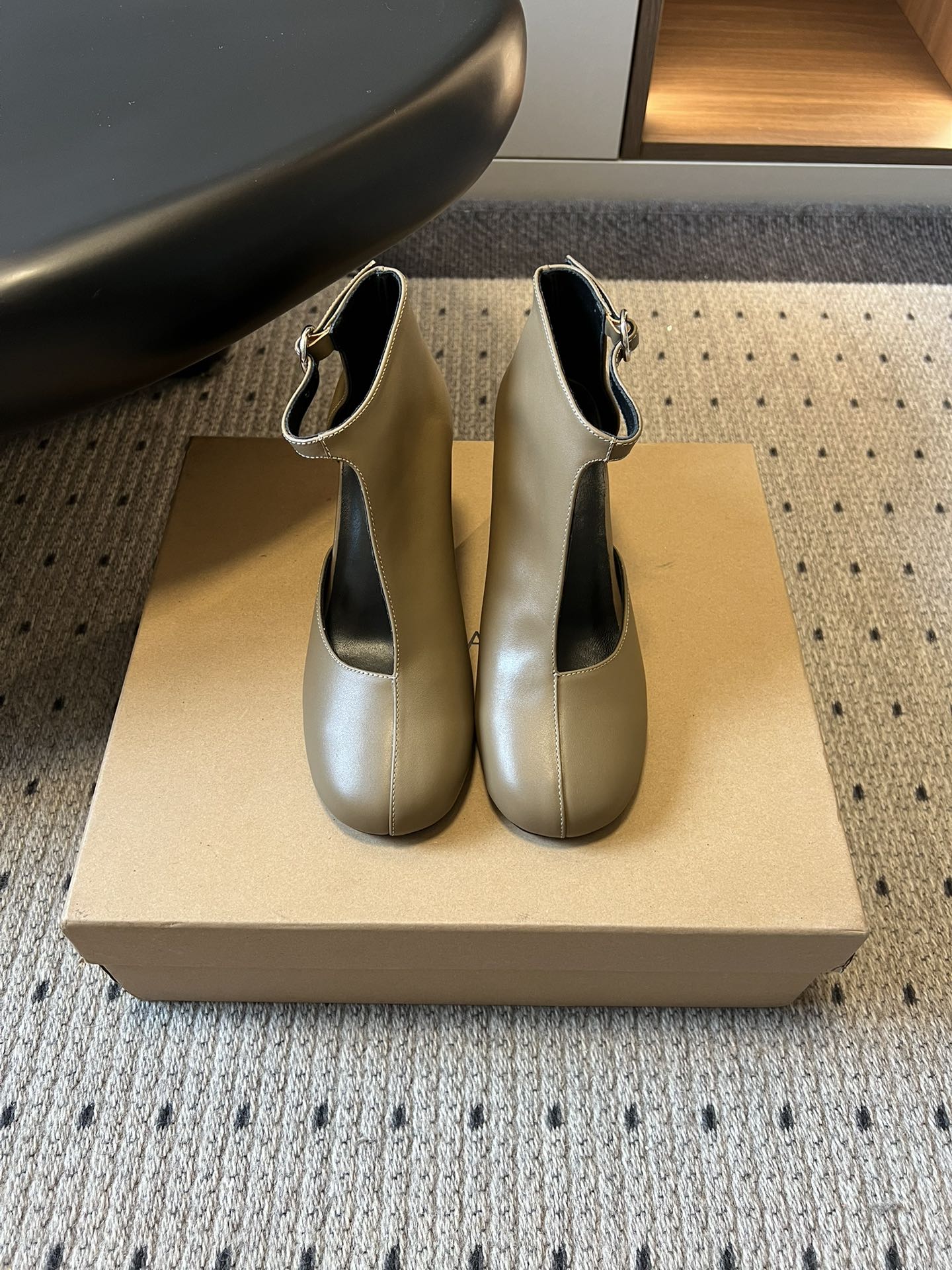 NO:722788,Top quality Lemair*26ss new square toe, thick heel, hollow short boots and high heel boots. It adopts a combination of square toe and thick heel. The shoe shape is a fusion of short boots and shallow mouth single shoes. The upper is made with a hollow V-shaped cut, and is decorated with a metal ring buckle on the back ankle. The lines are simple and functional, and the thick heel design takes into account both stability and aura.  It focuses on low saturation colors and is a classic minimalist color scheme. It continues LEMAIRE's consistent minimalist and French lazy style. The design emphasizes the balance between practicality and styling, and the details show the niche and light luxury tone. Upper cowhide leather lining sheepskin outsole Genuine leather outsole Increased by 6cm size 35-41 (customized sizes 40 and 41 are not returnable), boots, boots, cowhide, sheepskin, Leather  soles19860909顶级品质 Lemair*26ss新款方圆头粗跟镂空短靴高跟靴 采用方圆头+粗跟的组合,鞋型是短靴与浅口单鞋的融合款,鞋帮处做了镂空V型剪裁,搭配后踝的金属环扣装饰,线条简约又带有机能感,粗跟设计兼顾了稳定性与气场. 主打低饱和色系,是极简风的经典配色；延续了LEMAIRE一贯的极简主义与法式慵懒风格,设计强调实穿性与造型感的平衡,细节处尽显小众轻奢的调性. 鞋面牛皮 内里羊皮 大底真皮大底 增高6cm size35-41码（40、41码定制不退换）,靴子,boots,cowhide,sheepskin,Leather soles,Women's Shoes