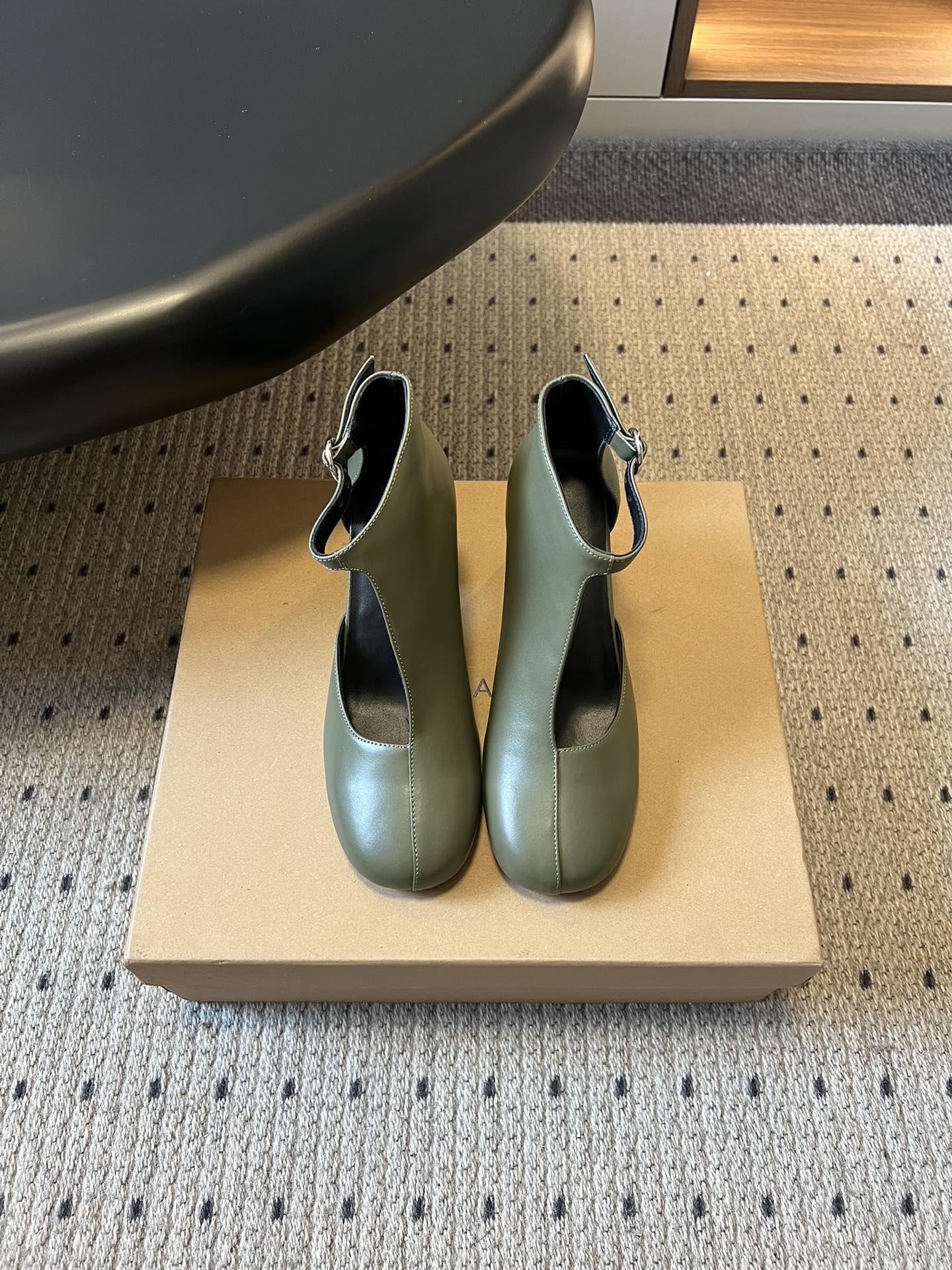 NO:724046,Lemair*26ss new square toe thick heel hollow short boots and high heel boots adopt a combination of square toe + thick heel. The shoe style is a fusion of short boots and shallow mouth shoes. The upper is made of hollow V-shaped cutting, and is decorated with a metal ring buckle on the back ankle. The lines are simple and functional, and the thick heel design takes into account both stability and aura.  It focuses on low saturation colors and is a classic minimalist color scheme. It continues LEMAIRE's consistent minimalist and French lazy style. The design emphasizes the balance between practicality and styling, and the details show the niche and light luxury tone. Upper cowhide leather lining sheepskin outsole Genuine leather outsole Increased by 6cm size 35-41 (customized sizes 40 and 41 are not returnable), boots, boots, cowhide, sheepskin, Leather  soles19860909Lemair*26ss新款方圆头粗跟镂空短靴高跟靴 采用方圆头+粗跟的组合,鞋型是短靴与浅口单鞋的融合款,鞋帮处做了镂空V型剪裁,搭配后踝的金属环扣装饰,线条简约又带有机能感,粗跟设计兼顾了稳定性与气场. 主打低饱和色系,是极简风的经典配色；延续了LEMAIRE一贯的极简主义与法式慵懒风格,设计强调实穿性与造型感的平衡,细节处尽显小众轻奢的调性. 鞋面牛皮 内里羊皮 大底真皮大底 增高6cm size35-41码（40、41码定制不退换）,靴子,boots,cowhide,sheepskin,Leather soles,Women's Shoes