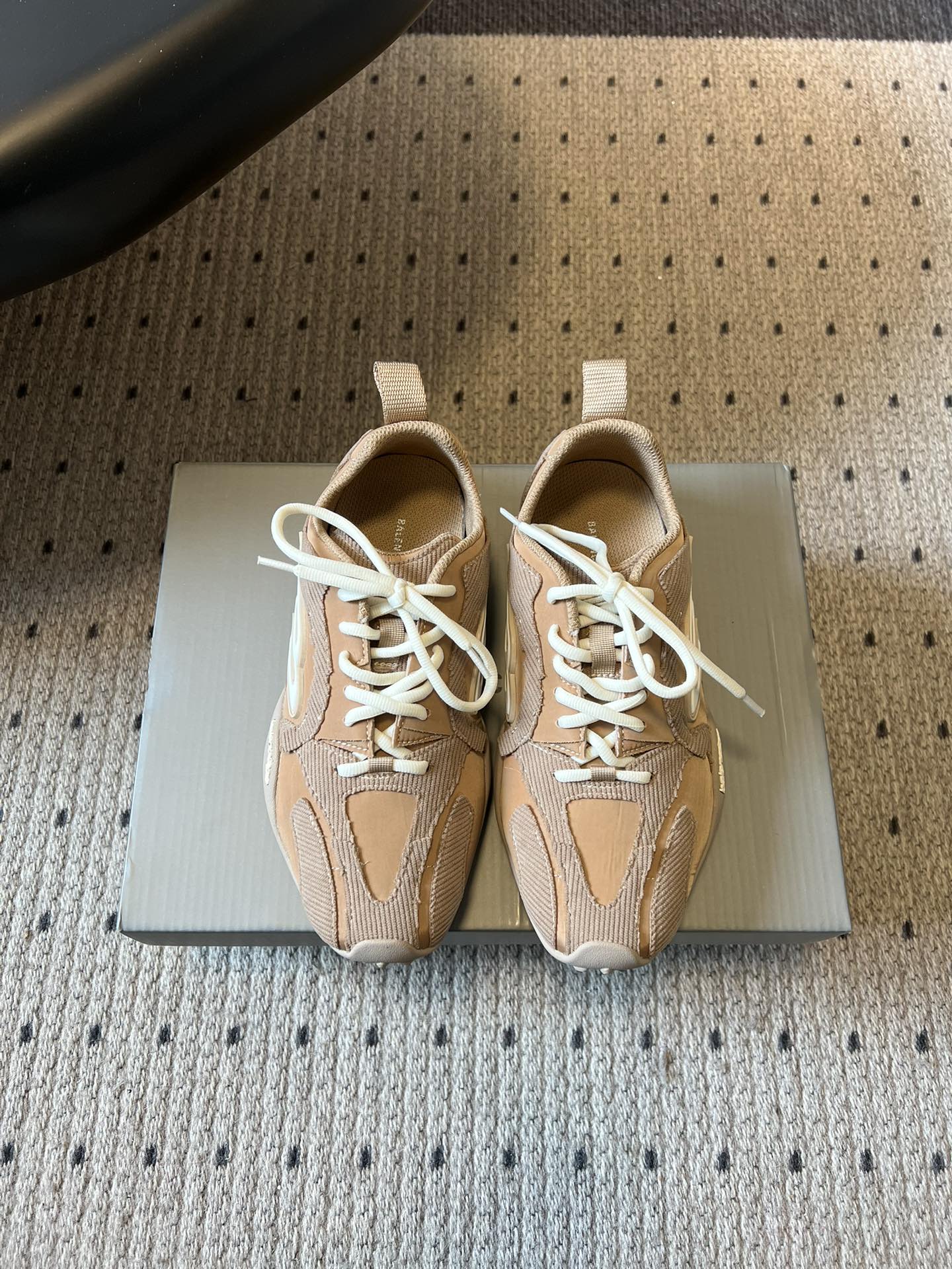 NO:722797,Top quality Balenciaga*26ss early spring new retro sneakers, sports shoes and casual shoes. The brand's iconic 'BALENCIAGA' logo is printed on the outside of the shoe body. The webbing pull tab at the heel is also both decorative and practical. The loose shoe last design is friendly to people with wide feet and high insteps. There is no feeling of squeezing when wearing, and it can stay comfortable even when walking for a long time.  The style has both a street feel and a high-end feel. It can be paired with loose jeans and sports pants to create a casual street style. It can also be mixed with suits and dresses to create a 'sweet-cool balance' look. It is a versatile item for trendy people. Corduroy/nylon upper, mesh lining, original molded outsole, 2cm higher  size 35-40 (customized size 40 is non-refundable), casual shoes/sports shoes, balenciaga, sneakers, skirts, jeans, business suit19860909顶级品质 Balenciaga*26ss早春新款复古球鞋运动鞋休闲鞋 鞋身外侧印有品牌标志性的“BALENCIAGA” Logo,后跟处的织带拉环也兼具装饰性与实用性.宽松的鞋楦设计对宽脚、高脚背人群友好,穿着时无挤压感,长时间行走也能保持舒 风格上兼具街头感与高级感,可搭配宽松牛仔裤、运动卫裤打造随性街头风,也能与西装、连衣裙混搭出“甜酷平衡”的造型,是潮流人士的百搭单品. 鞋面灯芯绒/尼龙布 内里网布 大底原版开模大底 增高2cm size35-40码（40码定制不退换）,休闲鞋/运动鞋,balenciaga,sneakers,skirts,jeans,business suit,Women's Shoes