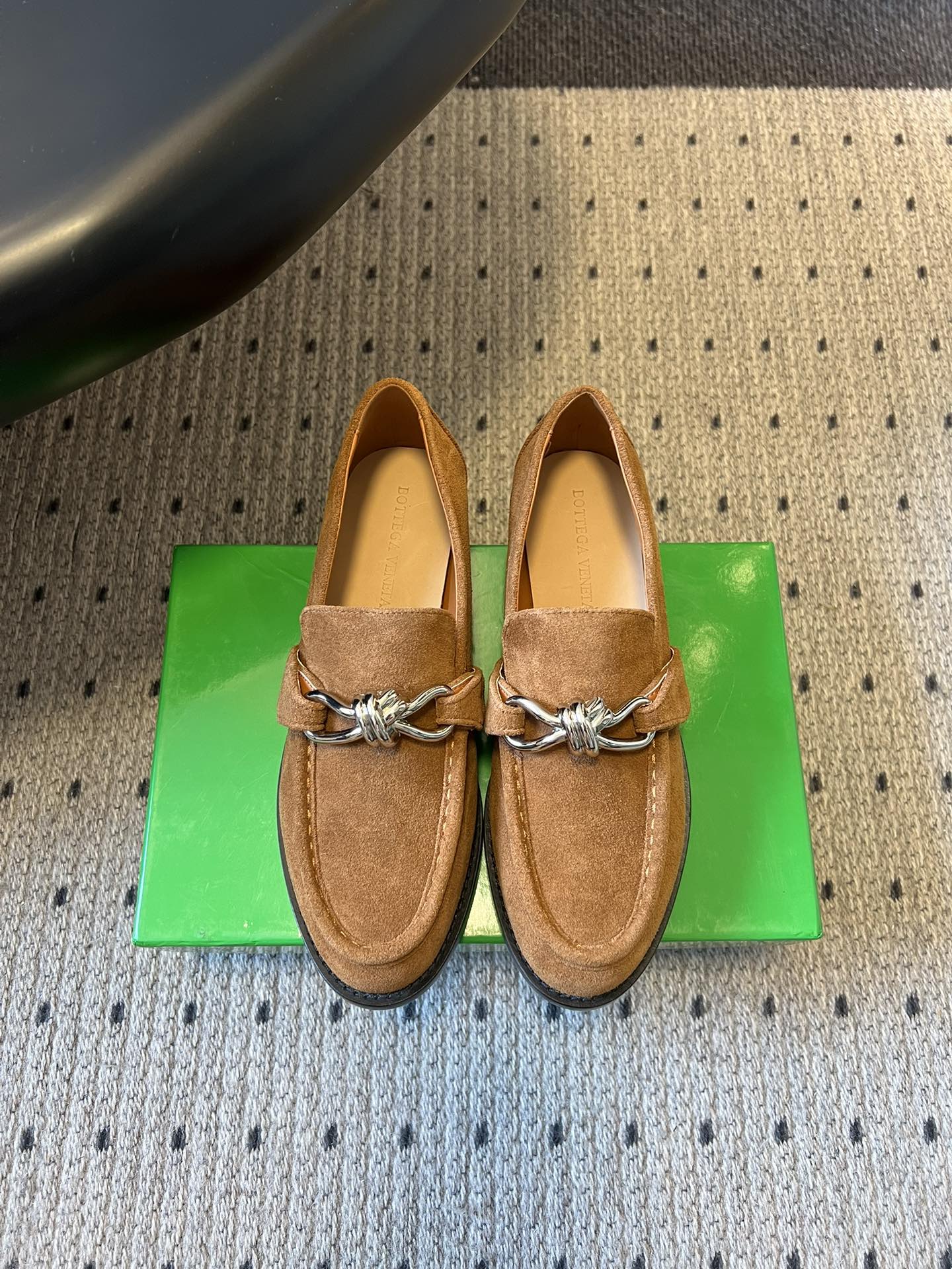 NO:722815,Top quality Bottega Venet*26ss new early spring woven loafer series. The classic loafers have a laceless design + a low-heeled flat bottom structure. The shoe shape fits the foot, has a lazy and relaxed feel and clean lines, and is suitable for a variety of foot types. The main colors are black, brown, camel, burgundy and other low-saturated colors, which not only conforms to BV's low-key luxury tone, but also can be easily adapted to autumn and winter coats, suits, sweaters and other items.  The style of loafers has its own elegant temperament. It can be paired with suit pants and straight jeans to create a smart commuting style; combined with pleated skirts and wool socks, it can create a college-style retro look. It is not easy to tire your feet after walking for a long time. It is a 'lazy shoe' that combines appearance and practicality. It is suitable for daily commuting, short trips and other scenarios. Upper cowhide/cow suede lining Sheepskin outsole Genuine leather outsole size 35-40 (customized size 40 is not returnable)  Heel height 2cm, loafers,bottega veneta,bottega veneta,loafers,skirts,jeans,business suit,cowhide,sheepskin,Leather soles19860909顶级品质 Bottega Venet*26ss早春新款编织乐福鞋系列 经典乐福鞋的无鞋带设计+低跟平底结构,鞋型贴合脚面,兼具慵懒松弛感与利落线条,适配多种脚型.以黑、棕、驼、酒红等低饱和色调为主,既符合BV低调奢华的调性,又能轻松适配秋冬的大衣、西装、针织衫等单品. 乐福鞋的版型自带优雅气质,搭配西装裤、直筒牛仔裤可打造干练通勤风；与百褶裙、羊毛袜组合则能营造学院感复古造型.长时间行走也不易累脚,是兼顾颜值与实用性的“懒人鞋”,适合日常通勤、短途出行等多种场景. 鞋面牛皮/牛反绒 内里羊皮 大底真皮大底 size35-40码（40码定制不退换） 跟高2cm,乐福鞋,bottega veneta,bottega veneta,loafers,skirts,jeans,business suit,cowhide,sheepskin,Leather soles,Women's Shoes