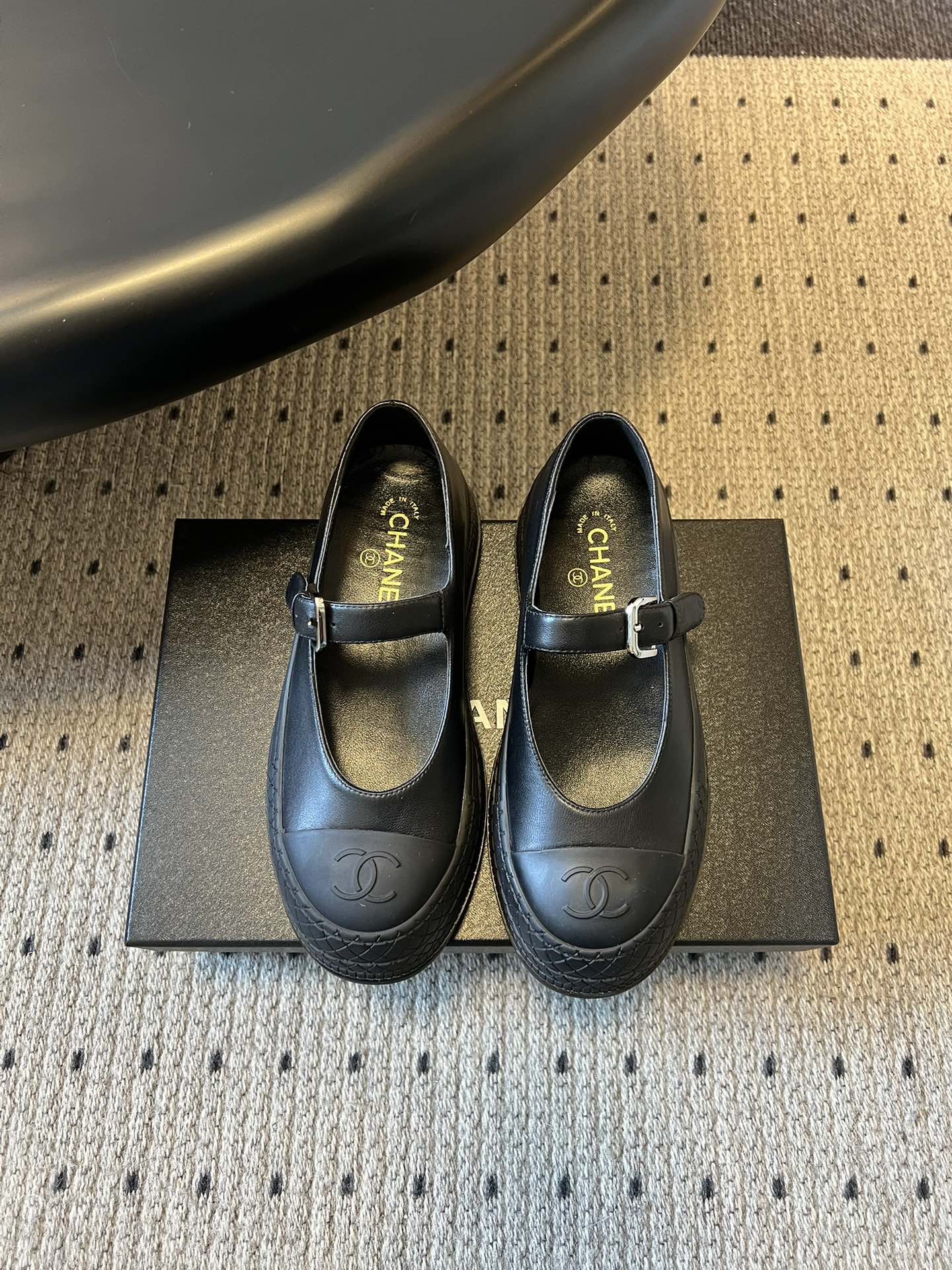 NO:751089,Chanel 26ss early spring new rhombus thick-soled one-buckle Mary Jane shoes are made of lambskin or calfskin, which is soft and delicate to the touch, has both breathability and texture, and is comfortable on the feet without rubbing the feet. The sole is moderately thick, making it taller and slimmer, and the rhombus texture improves slip resistance and wear resistance.  It can be paired with skirts to create a sweet and cool style, or combined with trousers to create a casual feel. It is suitable for daily commuting, dating and other scenes. The thick-soled design can naturally lengthen the leg lines, visually making the legs more slender and longer, and adapts to the dressing needs of different heights. Sheepskin upper, sheepskin lining, TPU outsole, size 35-41 (customized sizes 40 and 41 are non-refundable), heel height 4cm, Mary Jane, chanel, mary  jane,skirts,cowhide,sheepskin19860909Chanel 26ss早春新款菱格厚底一字扣带玛丽珍鞋 采用小羊皮或小牛皮制作,触感柔软细腻,兼具透气性与质感,上脚舒适不磨脚.鞋底厚度适中,在增高显瘦的同时,通过菱格纹纹理提升了防滑性与耐磨性. 既能搭配裙装打造甜酷风格,也能与裤装组合营造休闲感,日常通勤、约会等场景都适用.厚底设计可自然拉长腿部线条,视觉上更显腿细腿长,适配不同身高的穿搭需求. 鞋面羊皮 内里羊皮 大底TPU大底 size35-41码（40、41码定制不退换） 跟高4cm,玛丽珍,chanel,mary jane,skirts,cowhide,sheepskin,Women's Shoes