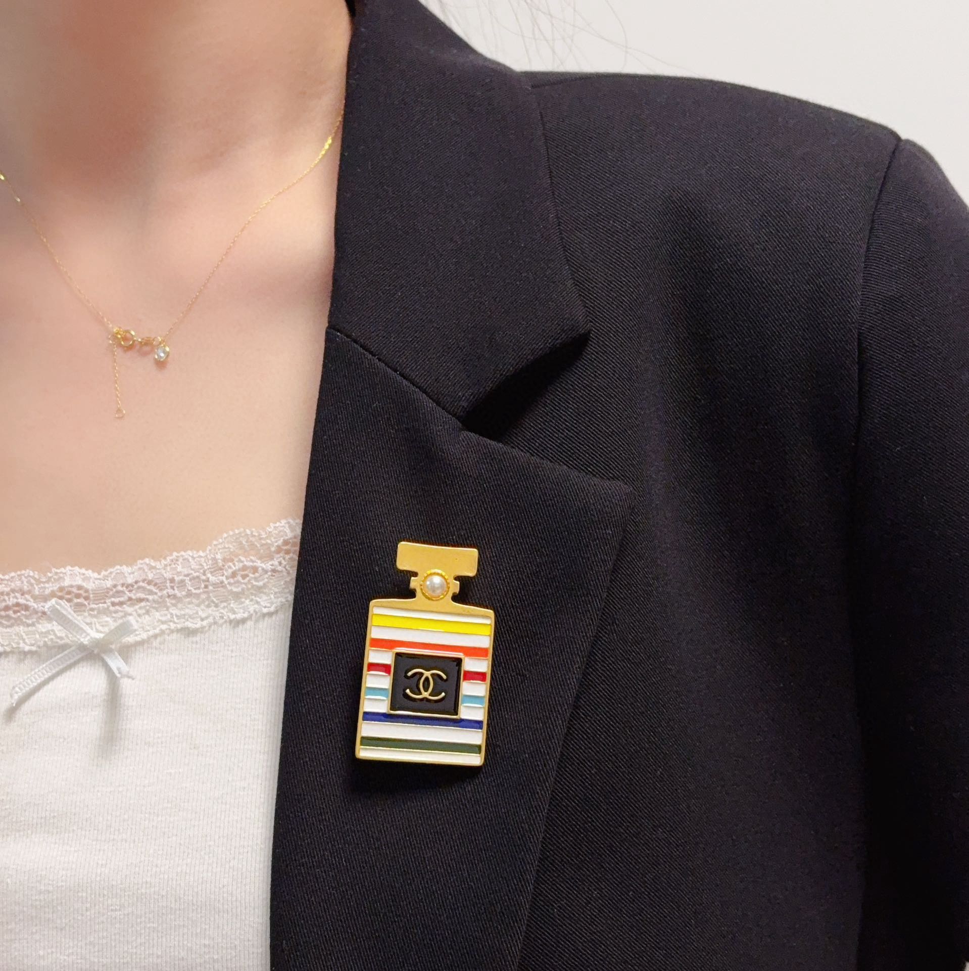 NO:724416,CHANEL Xiaoxiang's latest high-version perfume bottle colorful retro Chanel brooch is the accessory that understands women best. Women who devote all their efforts to being themselves tend to cherish the meaning of the brooch more. Ms. Chanel pinned the brooch on her hat and told the fashionable ladies who imitated her [Broches are very practical. They can be pinned on the collar of a suit, on a pocket, on a hat, on a belt or on an evening dress. Boutique jewelry, chanel, chanel, business  suit, brooch, breastpin, hats19860909CHANEL小香 最新款高版本香水瓶彩色复古香奈儿胸针,是最懂女人的饰物.那些倾注了全部心血去做自己的女人,往往更珍惜胸针的意义.香奈儿女士把胸针别在帽子上,并告诉那些模仿她的时髦女士们[胸针可是非常实用,它可以别在西装领上、口袋上、帽子上、腰带上或者是晚礼服上,饰品精品,chanel,chanel,business suit,brooch，breastpin,hats,Jewelry