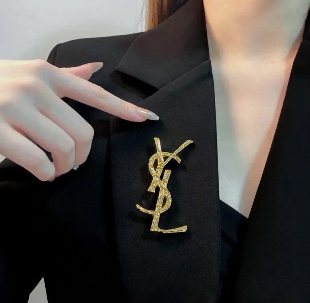 NO:724420,YSL Yves Saint Laurent counters are launching new brooches at the same time. They are the accessories that know women best. Women who devote all their efforts to being themselves tend to cherish the meaning of brooches more. Ms. Saint Laurent pinned the brooch on her hat and told the fashionable ladies who imitated her [Brooch is very practical. It can be pinned on the collar of a suit, on a pocket, on a hat, on a belt or on an evening dress. Boutique jewelry, saint laurent, saint laurent, business  suit, brooch, breastpin, hats19860909YSL圣罗兰专柜新款同步上新胸针,是最懂女人的饰物.那些倾注了全部心血去做自己的女人,往往更珍惜胸针的意义.圣罗兰女士把胸针别在帽子上,并告诉那些模仿她的时髦女士们[胸针可是非常实用,它可以别在西装领上、口袋上、帽子上、腰带上或者是晚礼服上,饰品精品,saint laurent,saint laurent,business suit,brooch，breastpin,hats,Jewelry