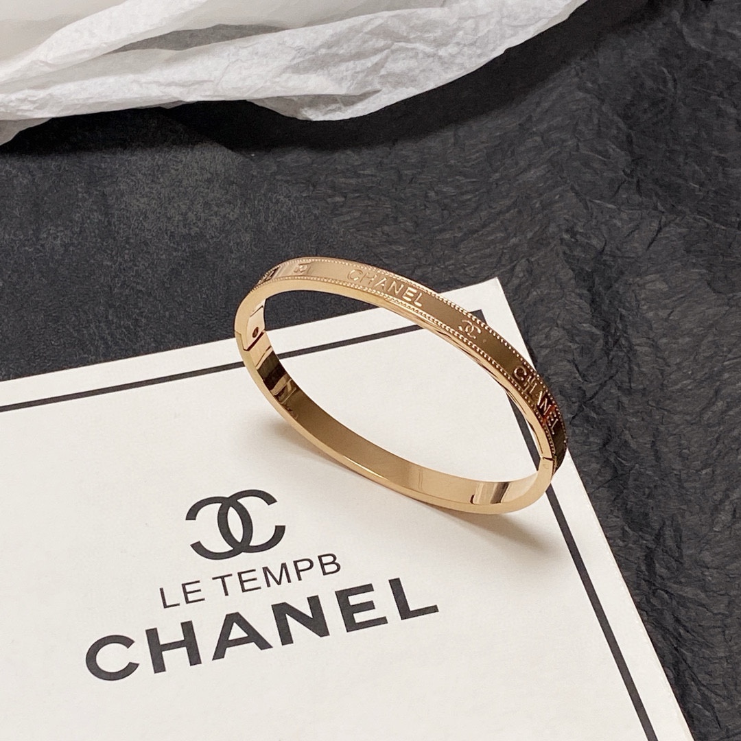 NO:724428,The new Chanel rose gold bracelet is super heavy-duty bling bling, and the color matching is very good. It has a high-end feel. It has a high-end goddess temperament. The stainless steel material is not allergic and does not fade. One-to-one exquisite craftsmanship, a classic charm, high cost performance. A must-have choice, boutique jewelry, chanel, chanel, bracelet19860909新款香奈儿Chanel玫瑰金手镯超重工bling bling,颜色搭配得非常好高级感 女神气质高端 精钢材质不过敏不褪色.一比一精美工艺,经典至极的魅物,性价比高 必备必入之选,饰品精品,chanel,chanel,bracelet,Jewelry