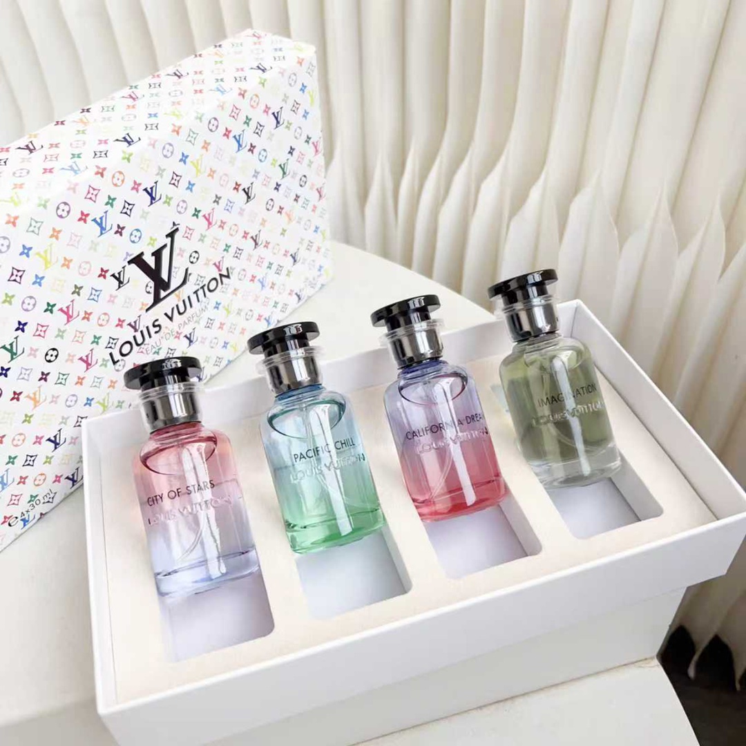 NO:810914,LV perfume medium sample 30ml four-piece set fantasy version!  Contains 4*30ml with spray nozzle. Breaking Dawn, Pacific Cold Current, Running Stars, City of Stars, Perfume, Louis Vuitton19860909LV香水中样30ml四件套幻彩版！内含4*30ml带喷头. 破晓 太平洋寒流 奔星 繁星之城,香水,louis vuitton,accessory