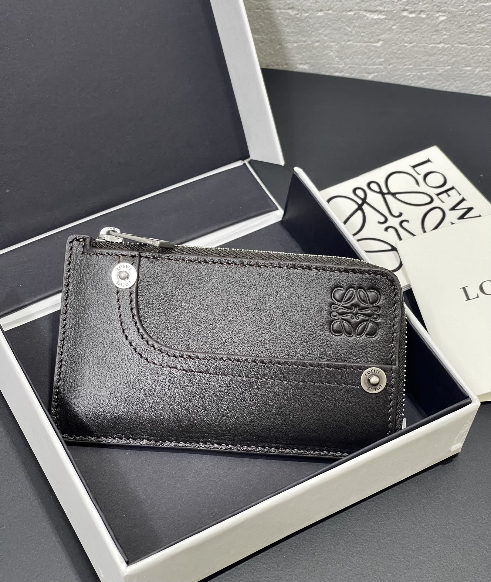 NO:718242,Men's zippered anta card holder is made of distressed retro brown cowhide, with button elements integrated into the basic tone. 4 card slots and zipper compartments. Style number 3833, size 137.5, Loewe wallet, loewe, wallets, cowhide19860909男士拉链款anta 卡包 采用做旧复古的棕色牛皮 在基础调上融入纽扣元素 4个卡位和拉链隔层 款号3833尺寸137.5,罗意威钱包,loewe,wallets,cowhide,欧美剧