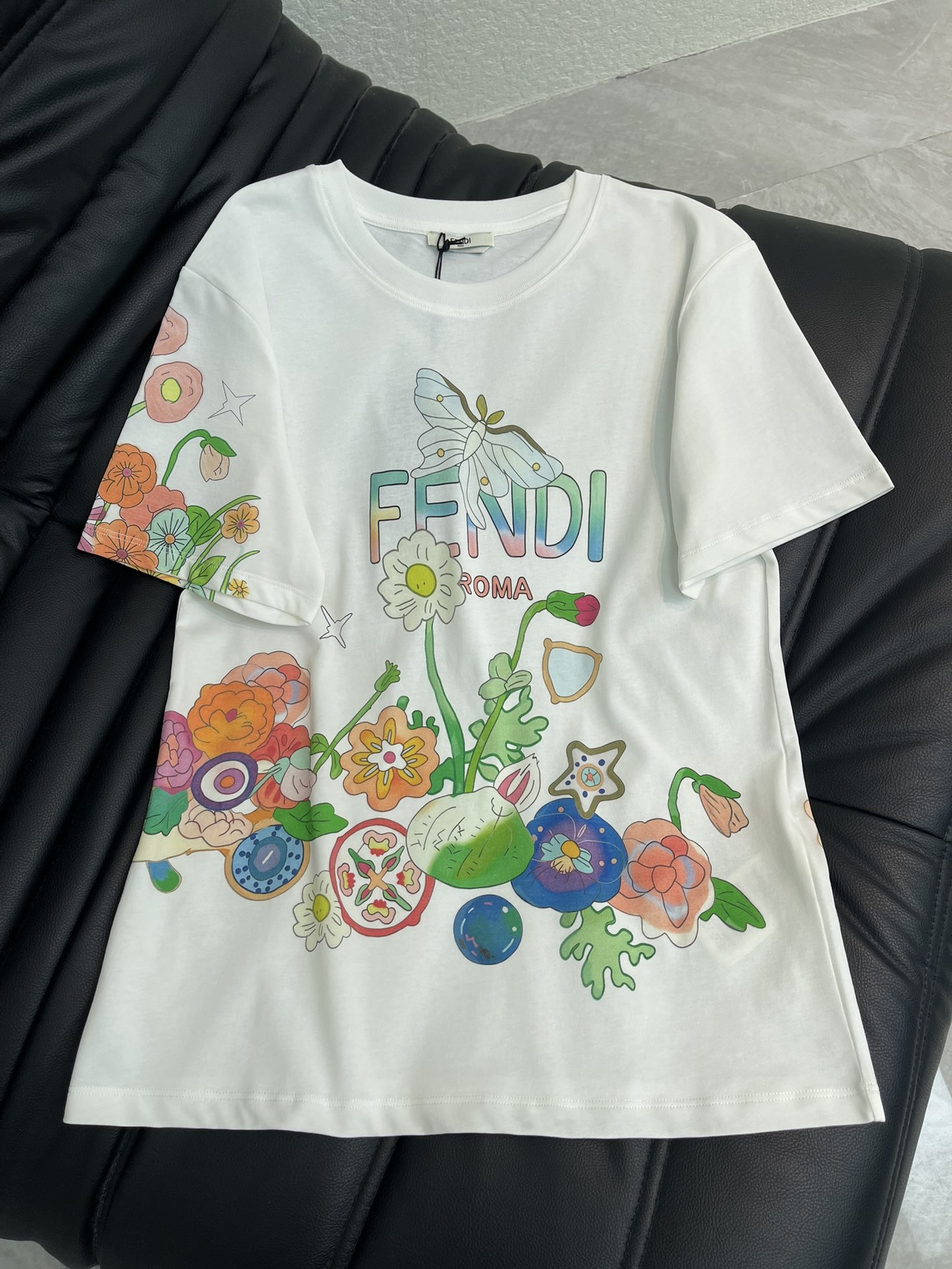NO:735961,Fend*26 new spring and summer butterfly animal flower short-sleeved T-shirt. Pure cotton fabric. High-density fashionable sports style. Every daily wear. Playful and age-reducing design elements full of vitality. High quality. Sizes SML, fendi, T-shirt, tees, t-shirt,19860909Fend*26春夏新款蝴蝶动物花卉短袖T恤 纯棉面料 高密度时髦运动风 每个日常的穿搭 俏皮减龄充满元气的设计元素 高品质 尺码SML,,fendi,T-shirt,tees，t-shirt,,Women's clothing