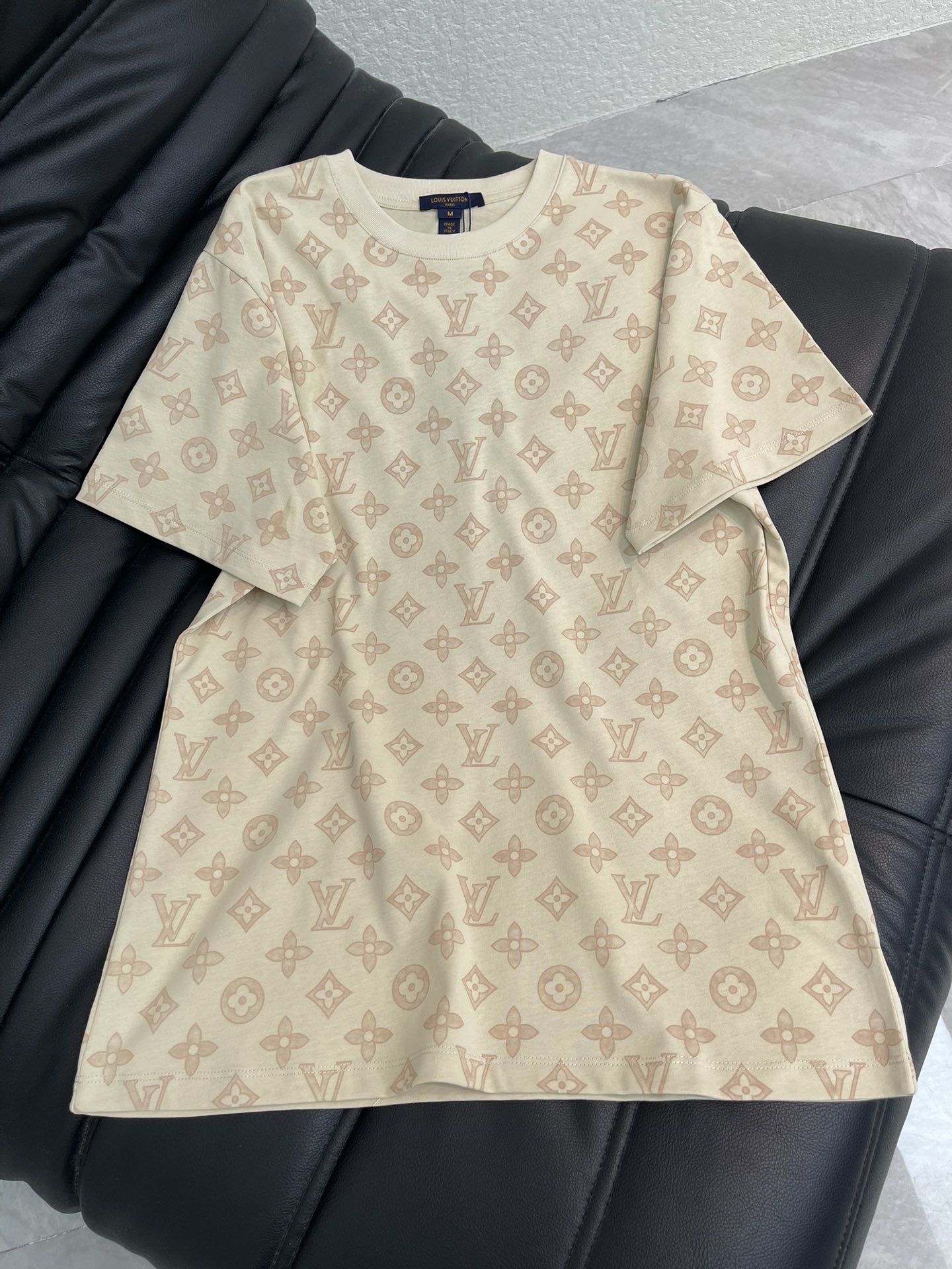 NO:733434,LOUIS VUI*TON 26 new spring and summer printed short-sleeved T-shirt!  Customized twill cotton material, fine texture, breathable and comfortable, regular T-shirt cut, highlighting the brand style, made of heavyweight pure cotton, slightly stretchy, showing a slimming visual effect, ready-to-wear embellished with four-leaf clover elements and letter logo decoration, giving you a casual and lazy style!  SML,,louis vuitton,T-shirt,tees,t-shirt,19860909LOUIS VUI*TON 26春夏新款印花短袖T恤！定制斜纹全棉材质,质感细腻,透气舒适,常规T恤裁剪,凸显品牌格调,采用克重纯棉制成,略带有弹力,呈现显瘦视觉效果,成衣点缀四叶草元素和字母徽标装饰 ,穿搭出休闲慵懒风格！SML,,louis vuitton,T-shirt,tees，t-shirt,,Women's clothing