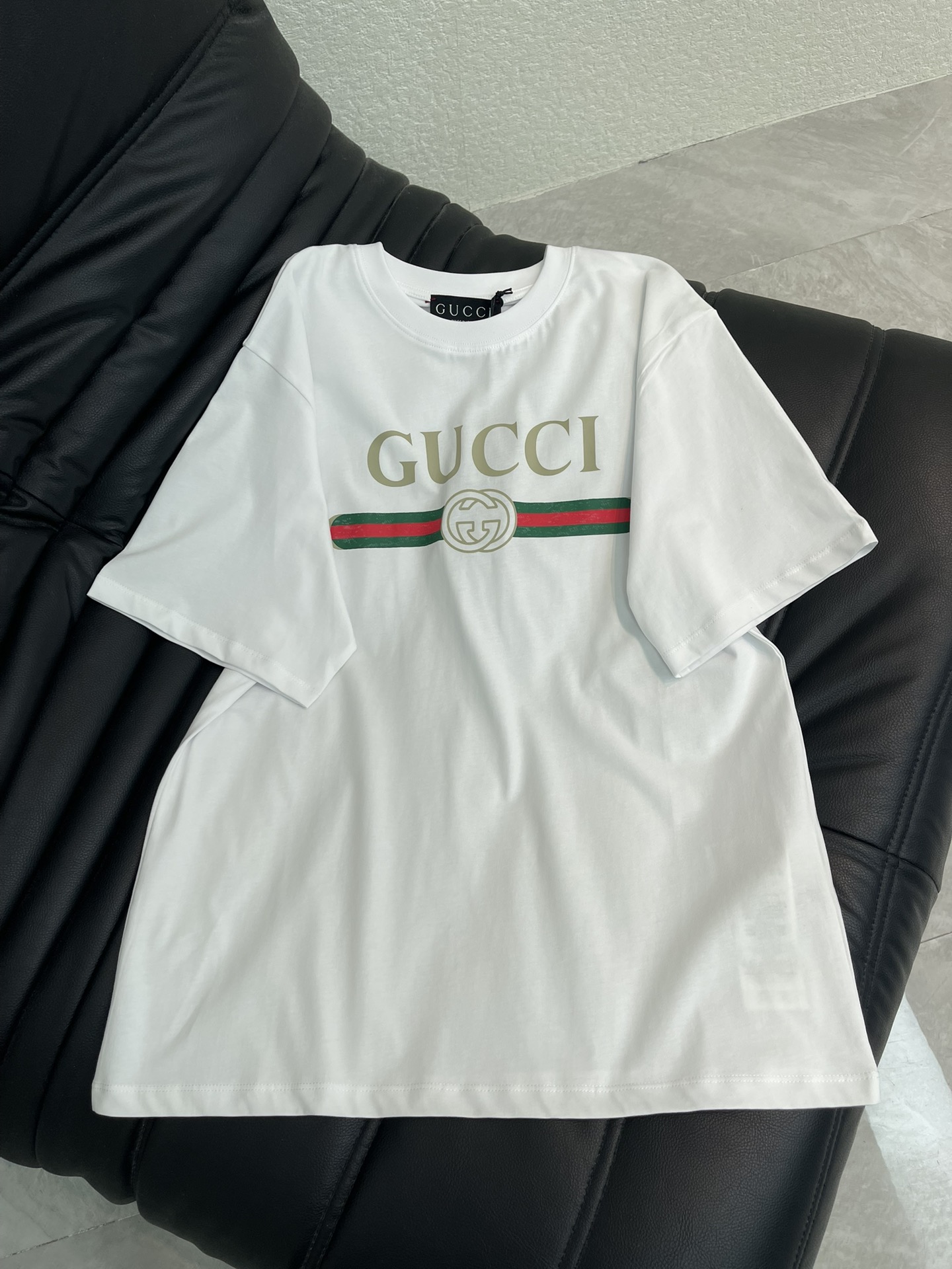 NO:735943,Gucc*26 new spring and summer logo printed short-sleeved T-shirt丨Exclusively developed by yb!  High quality production!  Exquisite loose large version makes the upper body look slimmer!  Customized latest prints, low-key luxury!  Fashionable must-have items to unlock all outfits!  Look for our quality!  The classic items are fashionable and high-end, and the classic styles are versatile and easy to match!  SML,,gucci,T-shirt,tees,t-shirt,19860909Gucc*26春夏新款logo徽标印花短袖T恤丨独家yb开发！高版出品！精致宽松大版型上身巨显瘦！定制最新印花 低调奢华！时髦精必备单品解锁所有穿搭！认准我家品质！经典单品时髦又高级,经典版型百搭不挑人！SML,,gucci,T-shirt,tees，t-shirt,,Women's clothing